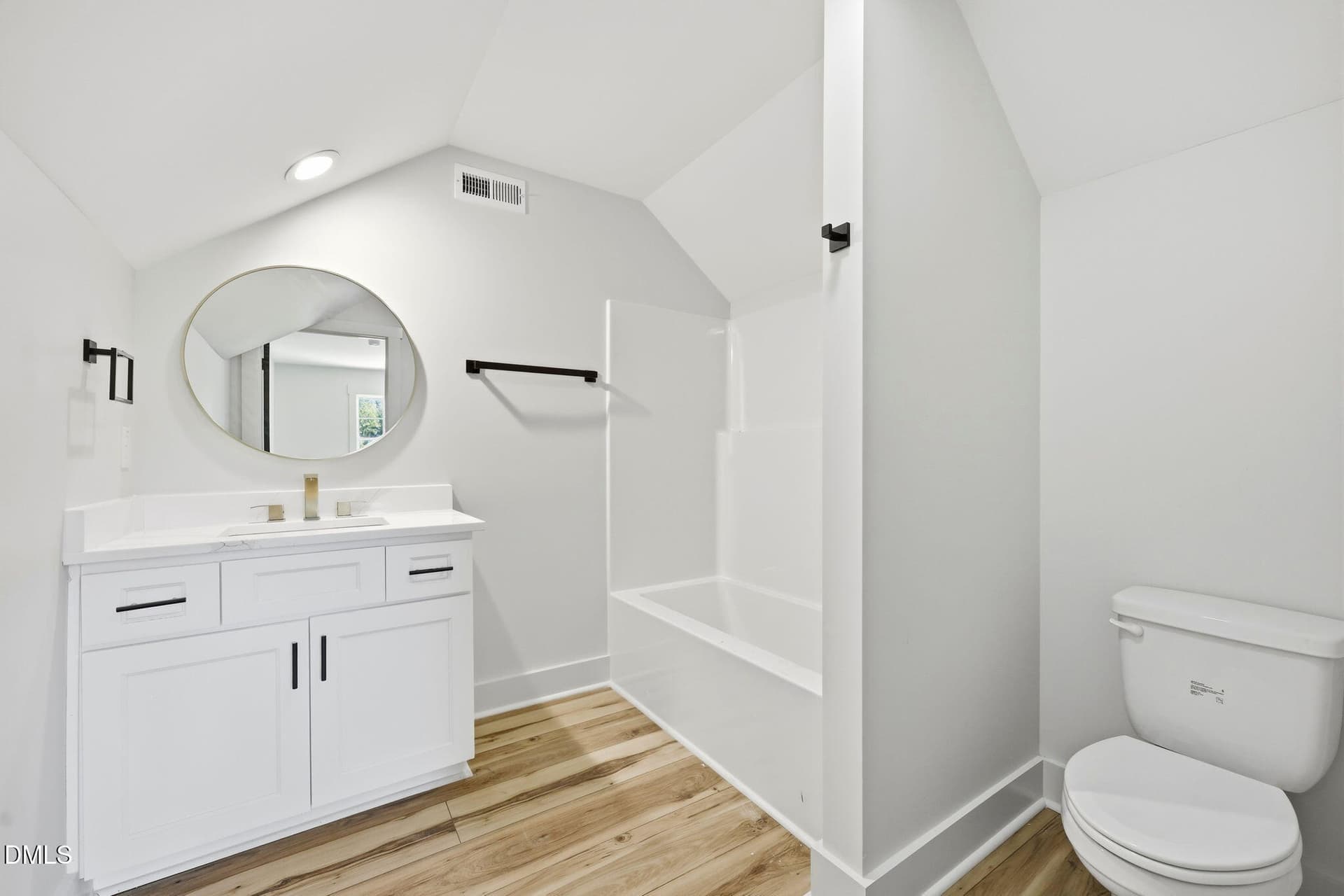 1520-pack-lane-mebane-nc-full-bathroom.j - 1520 Pack Lane, Mebane, NC 27302