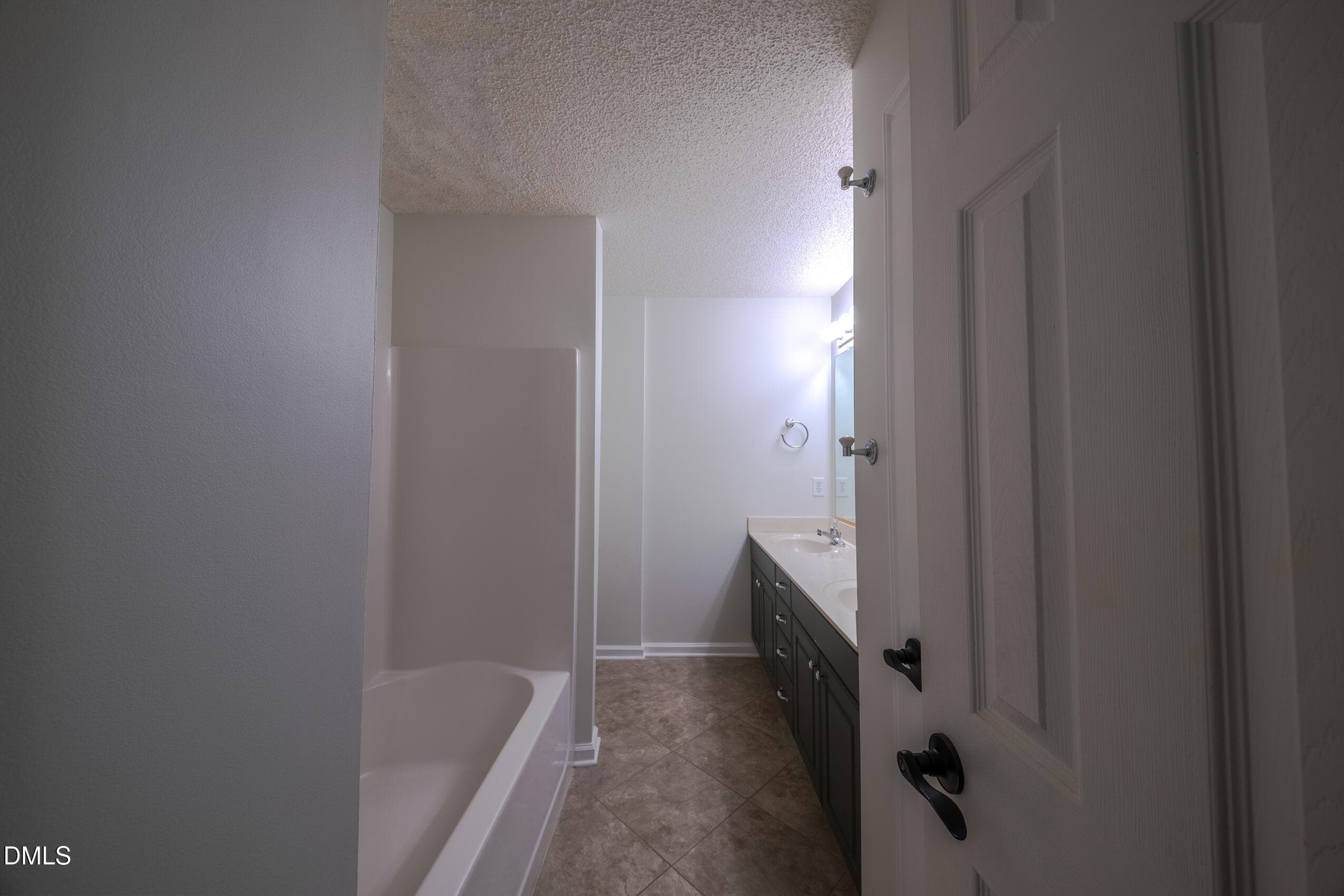 19. Hall Full Bath. 308 Ridgeland. HP. - 308 Ridgeland Drive, High Point, NC 27262