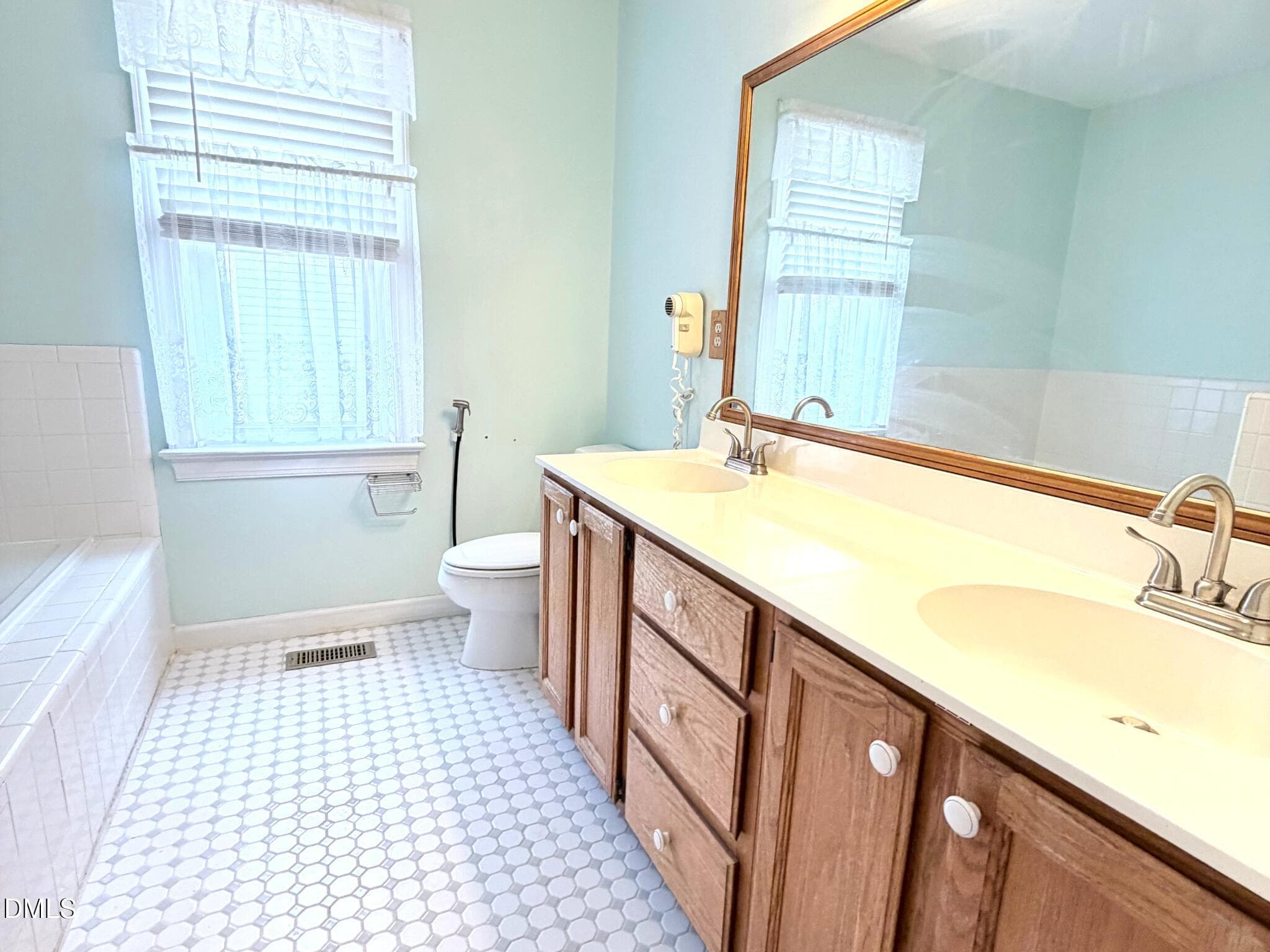 5100 Stardust - Bath - 5100 Stardust Drive, Durham, NC 27712, Durham