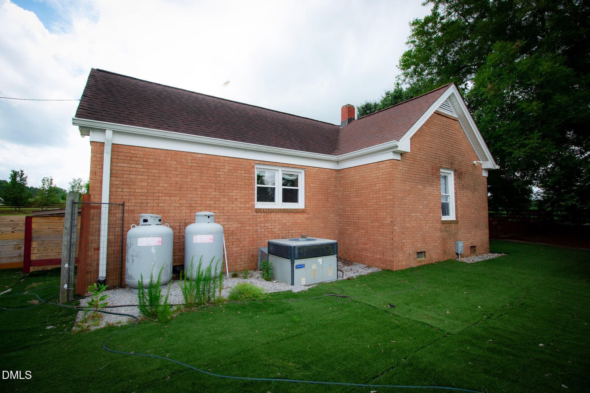 Left rear view - 1520 Old Barbour Road, Benson, NC 27504