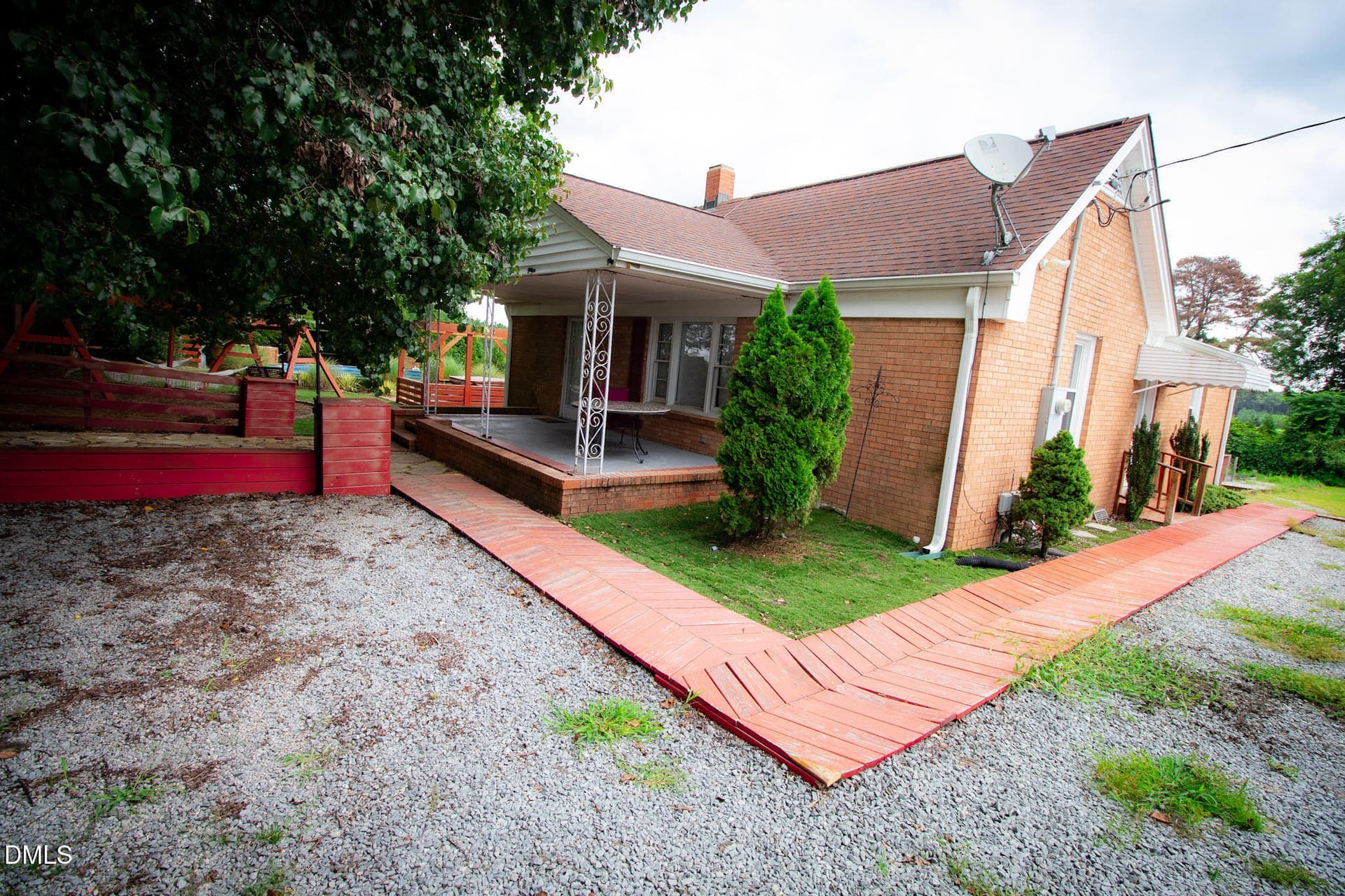 Right Front - 1520 Old Barbour Road, Benson, NC 27504