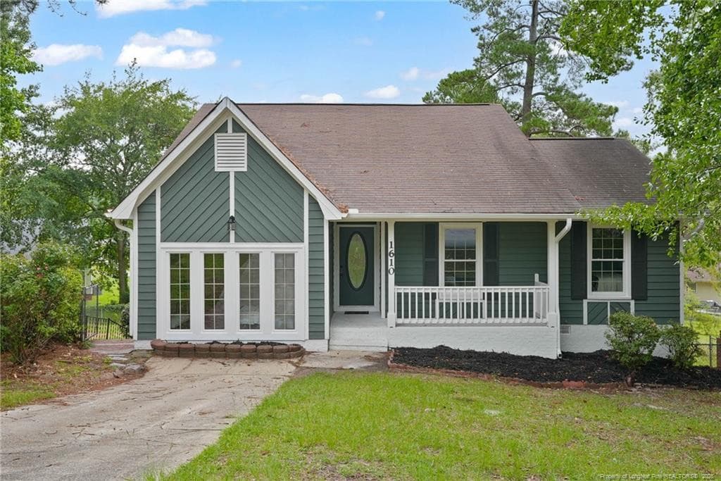 Photo 2 - 1610 Irwin Circle, Fayetteville, NC 28303