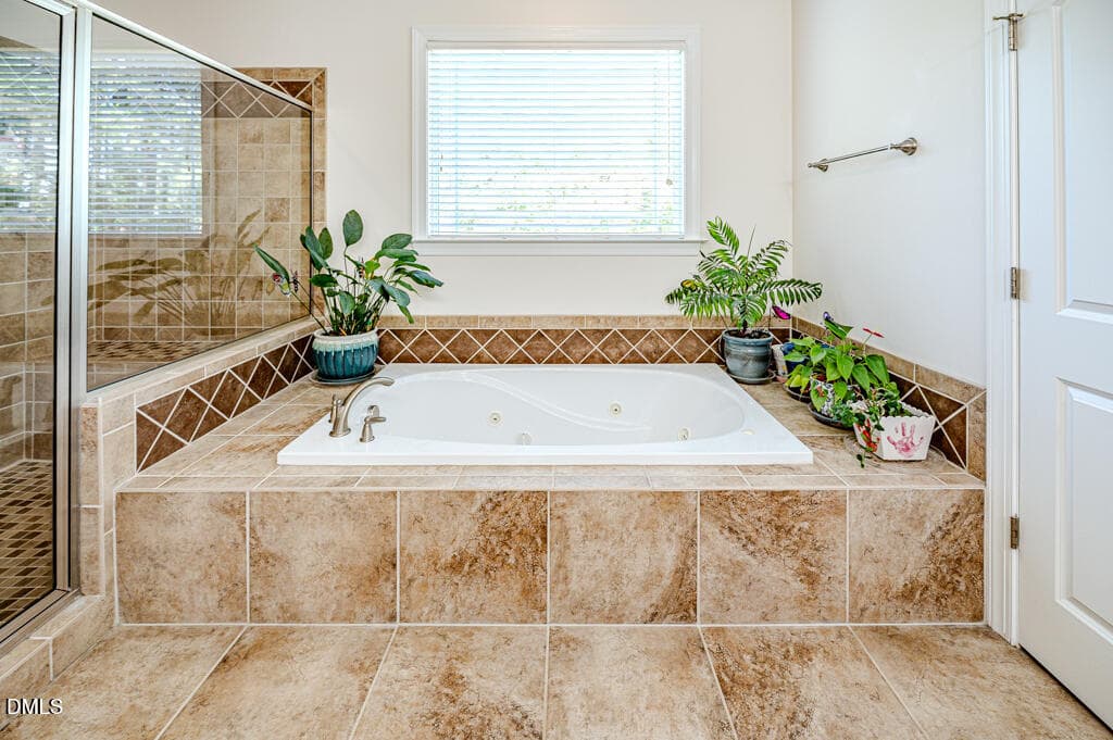 Master bath jetted tub - 1200 Graedon Drive, Raleigh, NC 27603, Raleigh