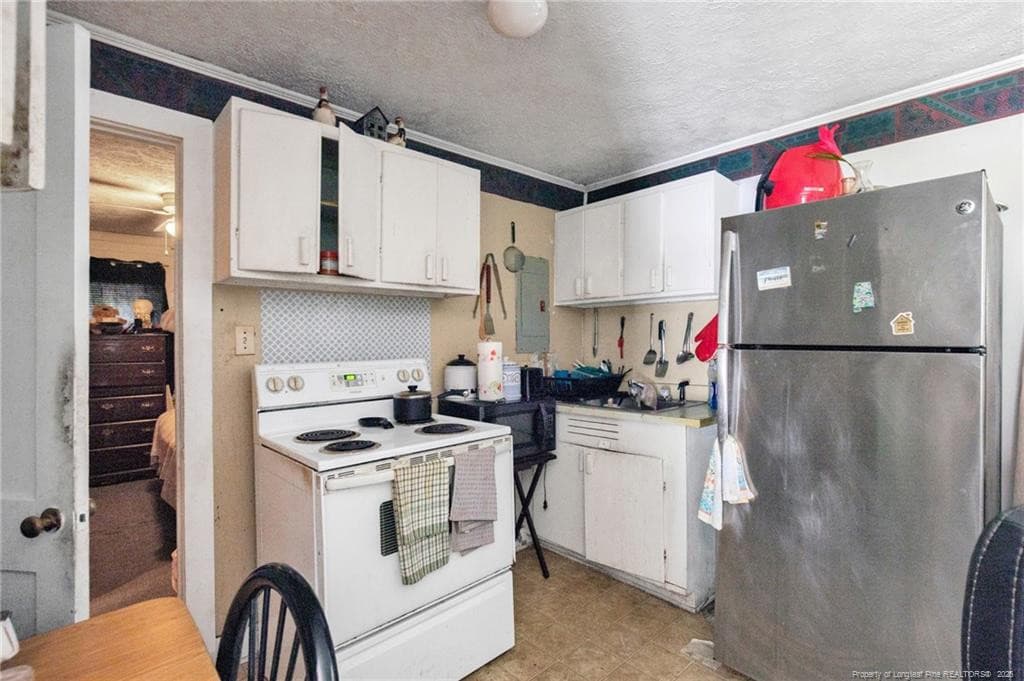 Photo 5 - 318 N Elm Street N, Maxton, NC 28364