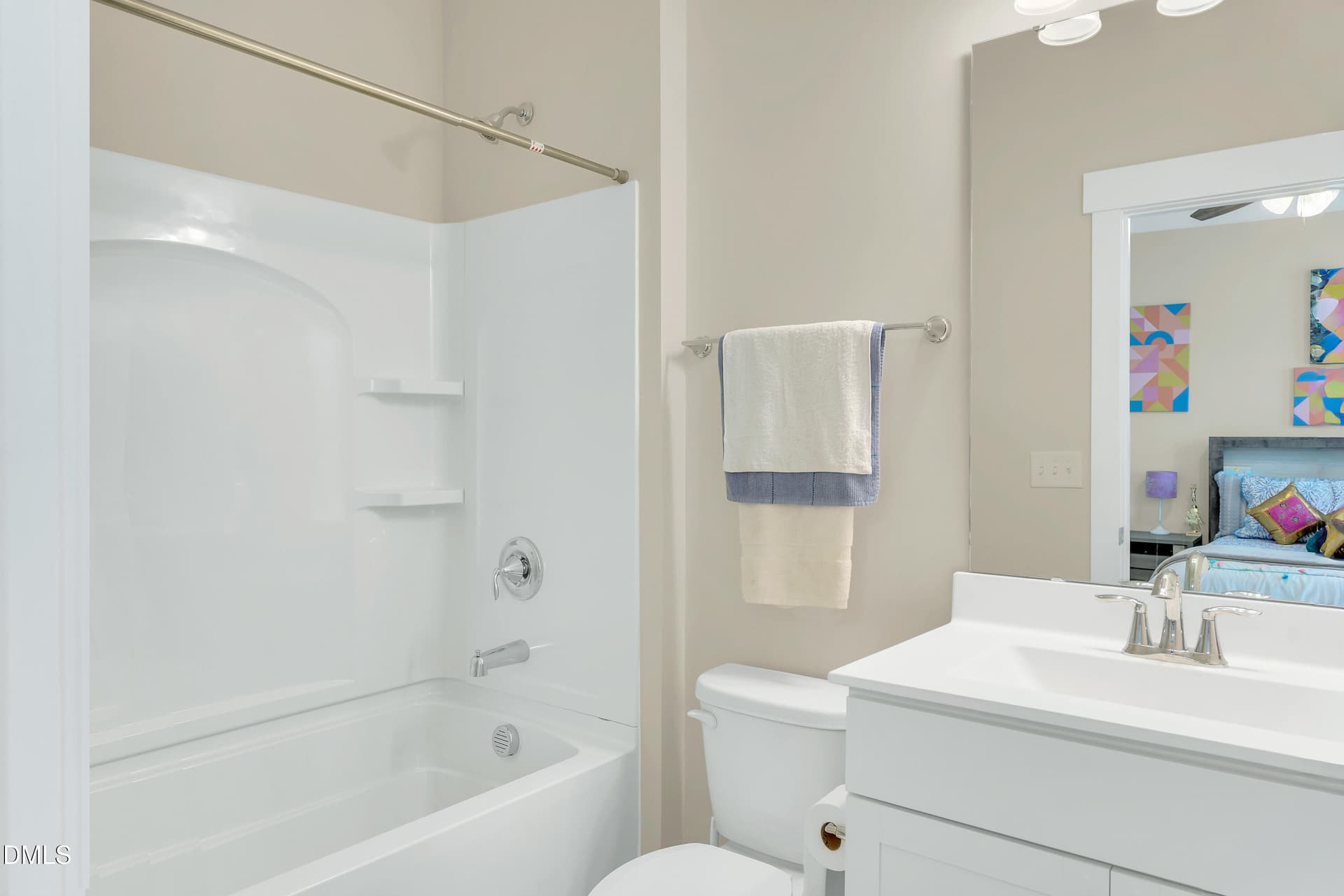 Second Floor En Suite Bath - 301 Silent Bend Drive, Holly Springs, NC 27540