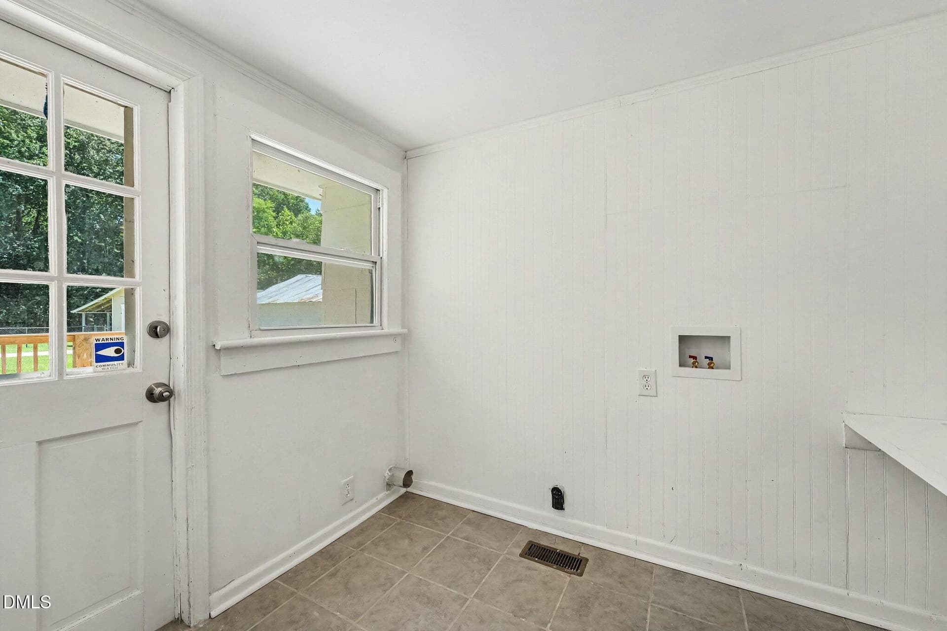 Laundry - 207 Old Post Road, Erwin, NC 28339
