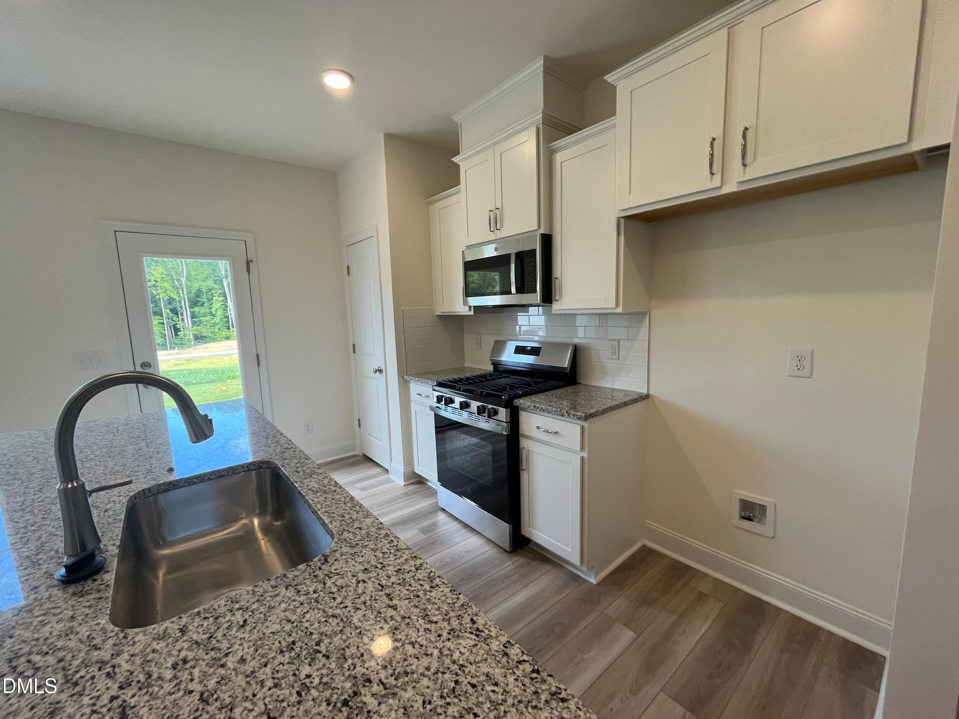 vented gas range w/stainless appliances - 1315 Hammond Drive, Mebane, NC 27302