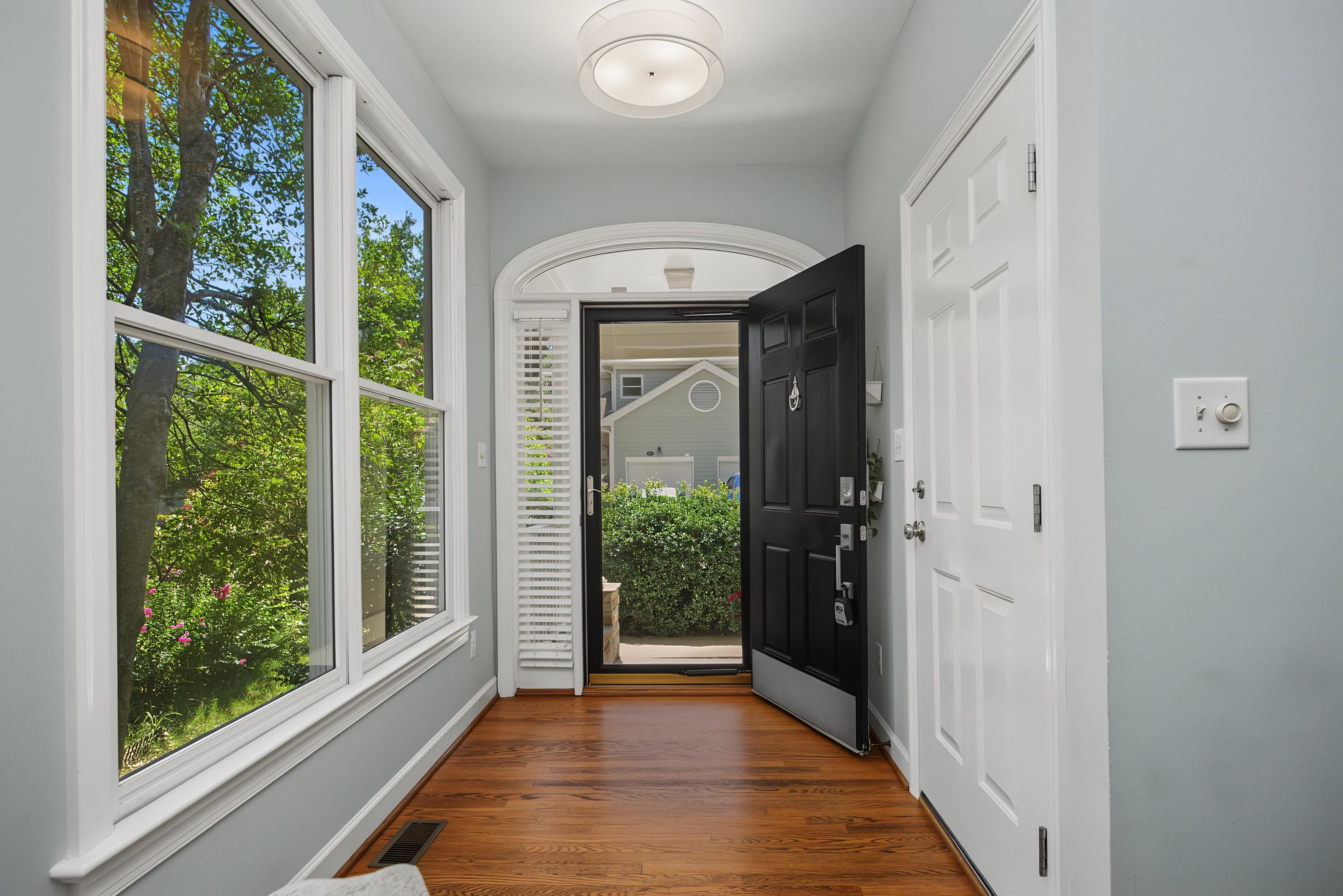 04Foyer.jpg - 208 W Columbia Place W, Chapel Hill, NC 27516, Chapel Hill