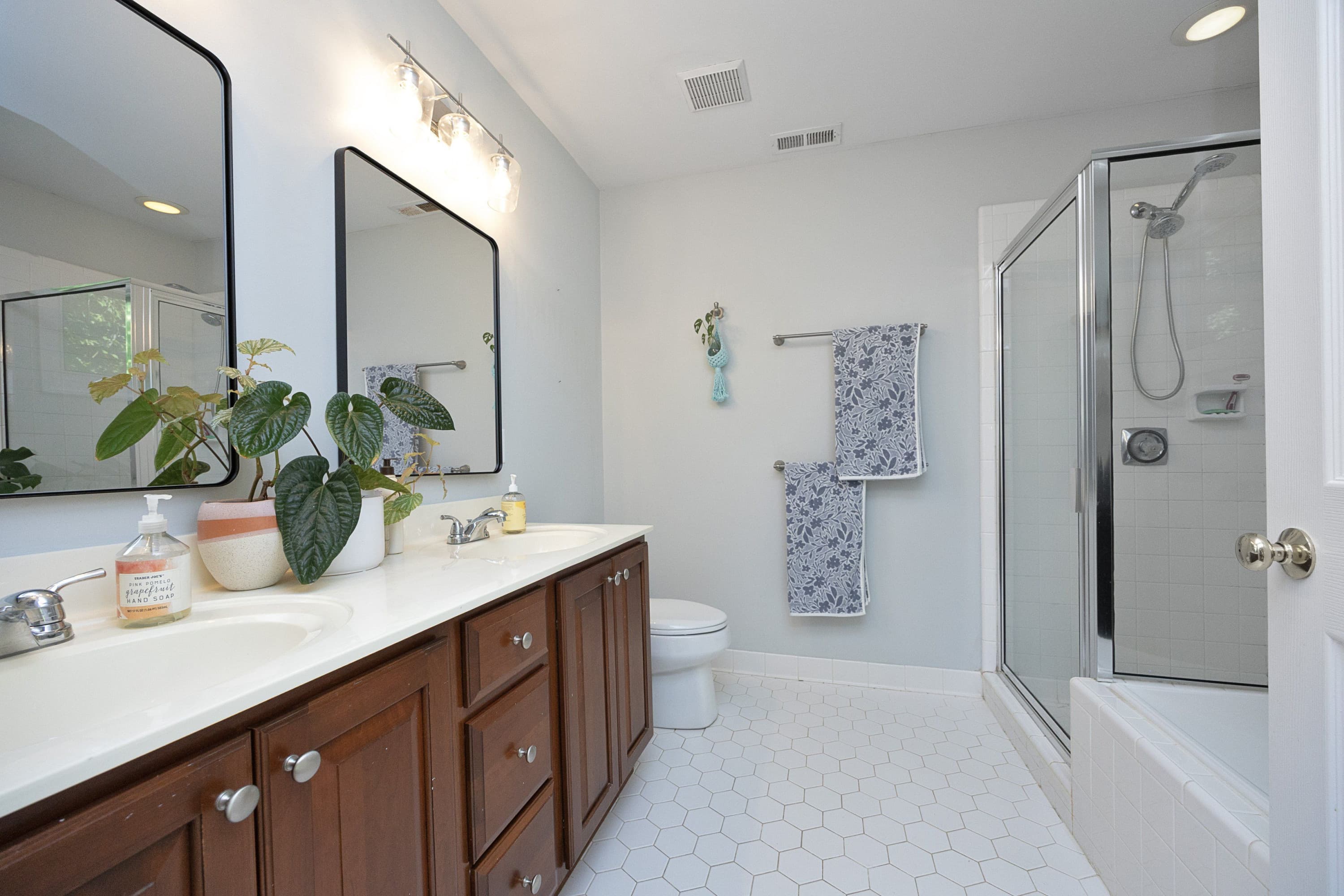 21PrimaryBath.jpg - 208 W Columbia Place W, Chapel Hill, NC 27516, Chapel Hill