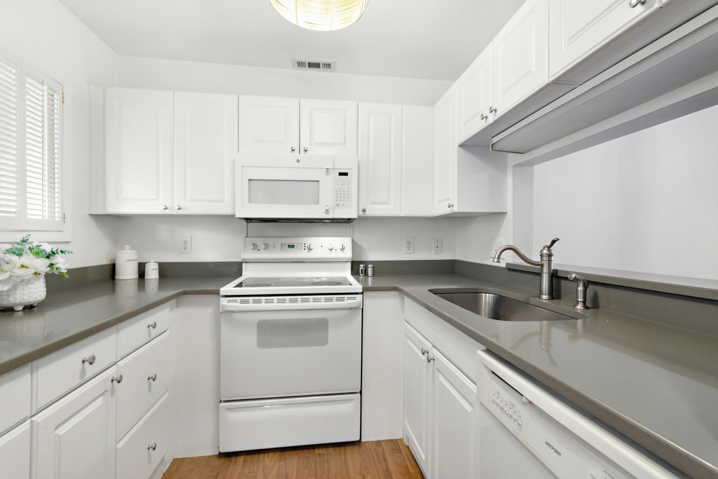 008-495465-IMG_0779.jpg - 1000 Brighthurst Drive 309, Raleigh, NC 27605, Raleigh