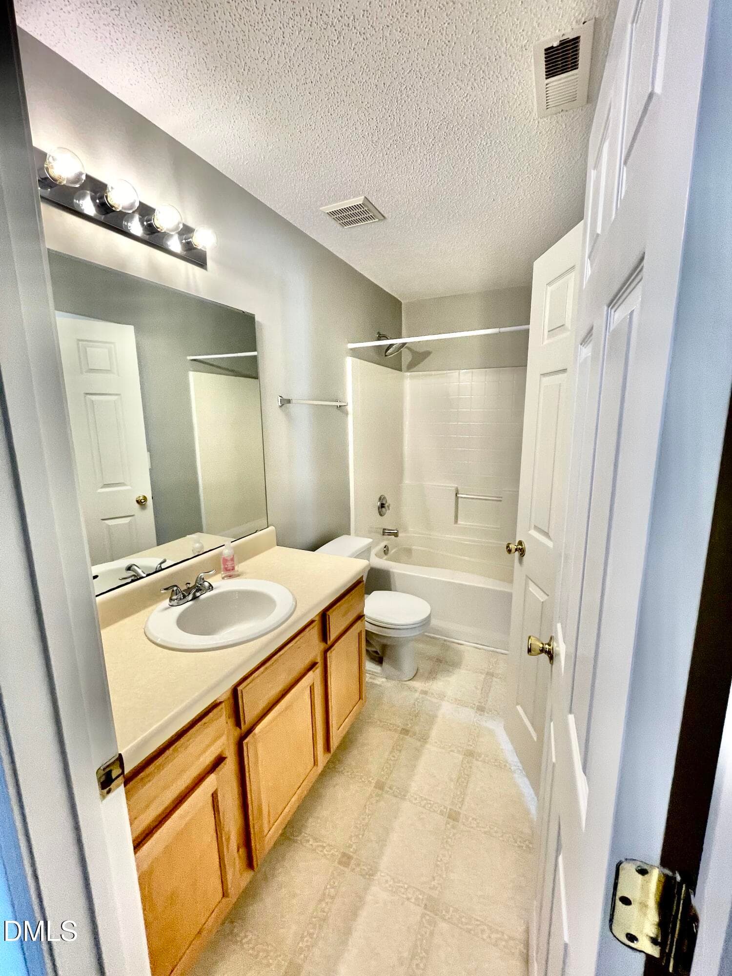 Hallway bath - 5428 Roan Mountain Place, Raleigh, NC 27613, Raleigh