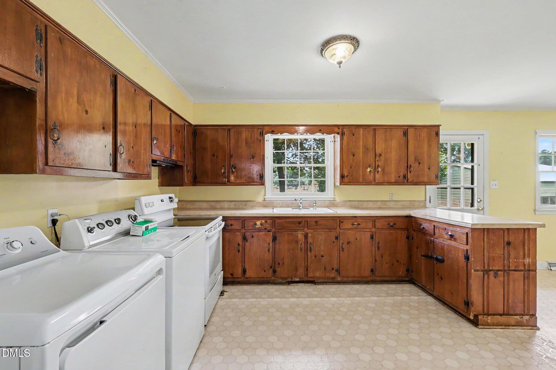 010_file_8751 - 509 Oakwood Lane, Graham, NC 27253
