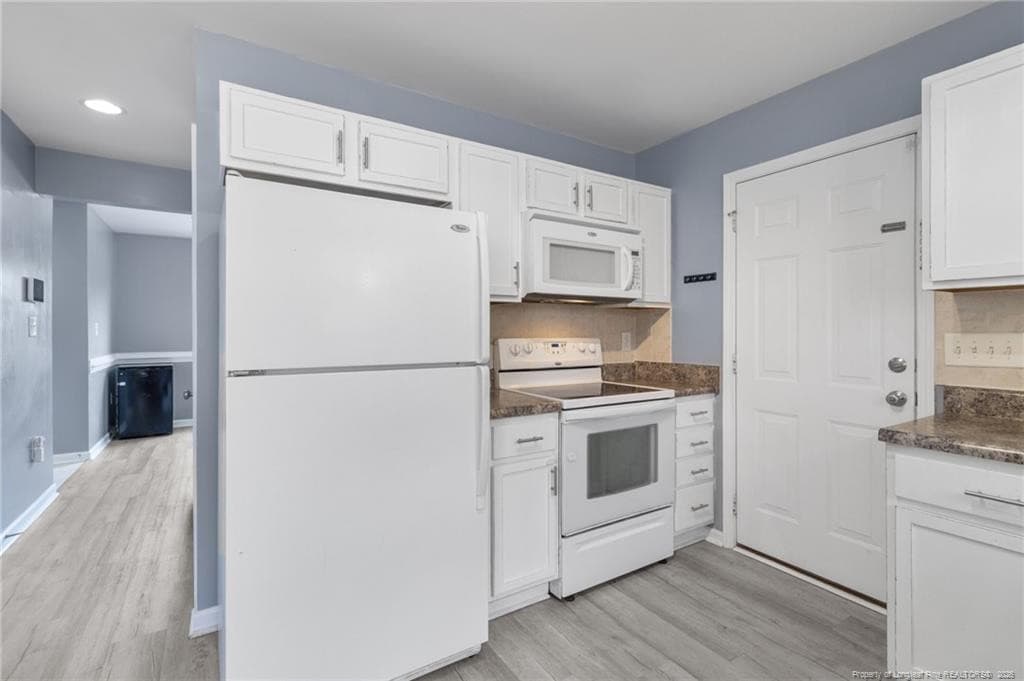 Range and hall view - 80 Chinkapin Oak Circle, Bunnlevel, NC 28323