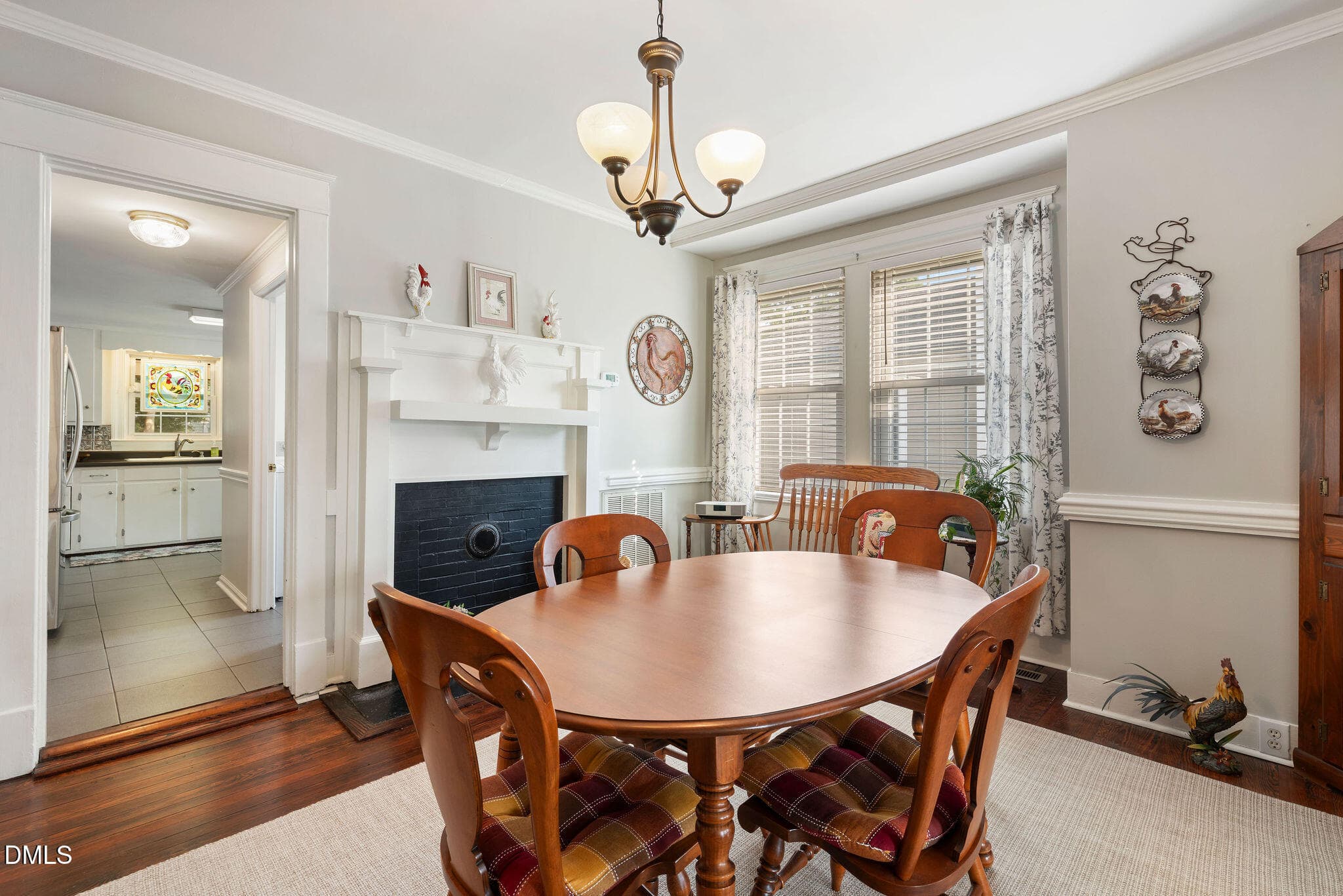 Formal Dinning - 313 N Breazeale Avenue, Mount Olive, NC 28365, Mount Olive