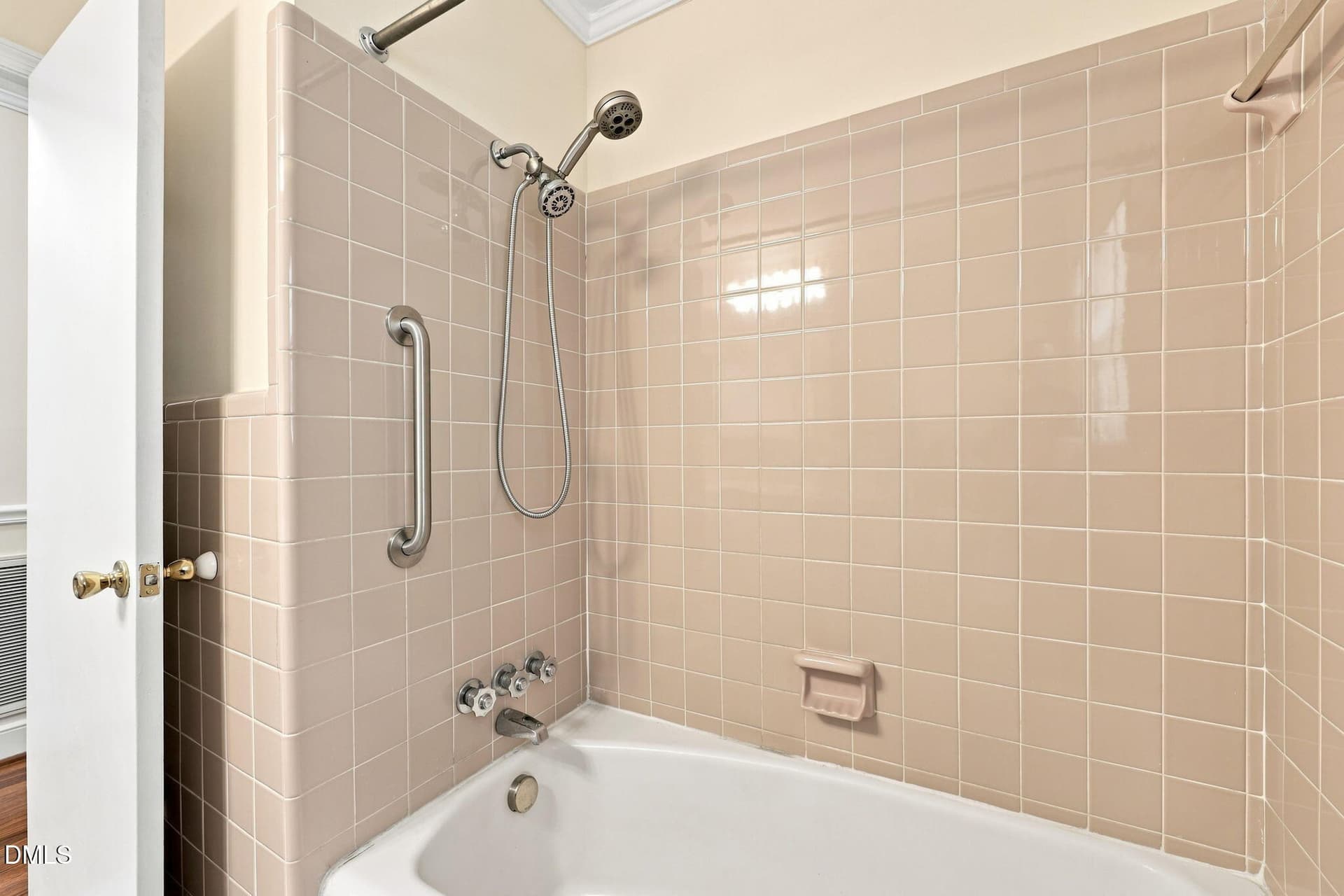 Hall Bath-tub-shower - 3822 Quail Run Lane, Burlington, NC 27215