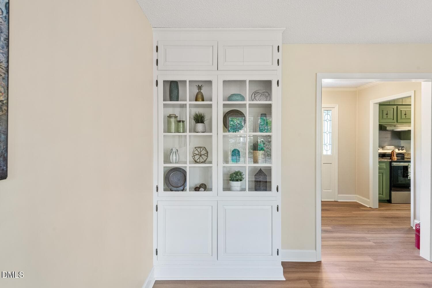 Built-in bookcase - 1921 Henry Road, Graham, NC 27253