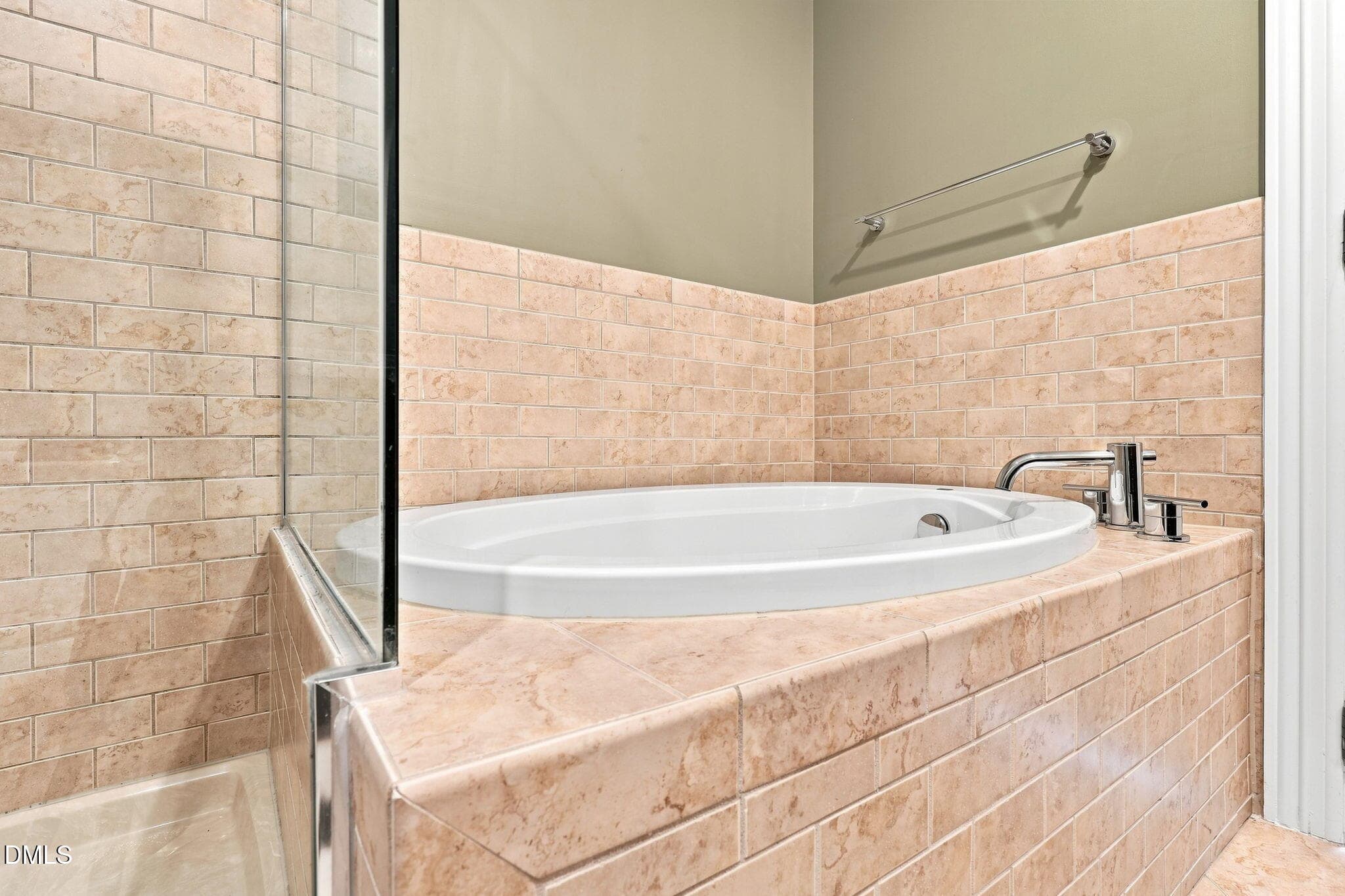 large soaking tub - 400 W North Street 826, Raleigh, NC 27603, Raleigh