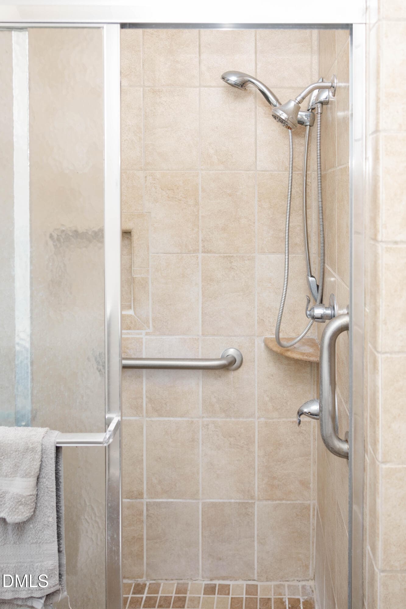 shower - 706 S Magnolia, Dunn, NC 28334