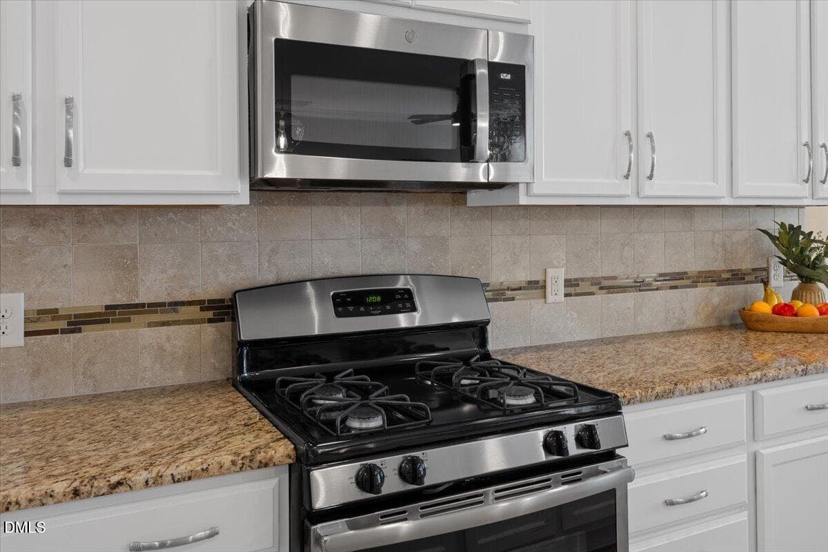 Gas range - 819 Lake Artesia Lane, Fuquay Varina, NC 27526