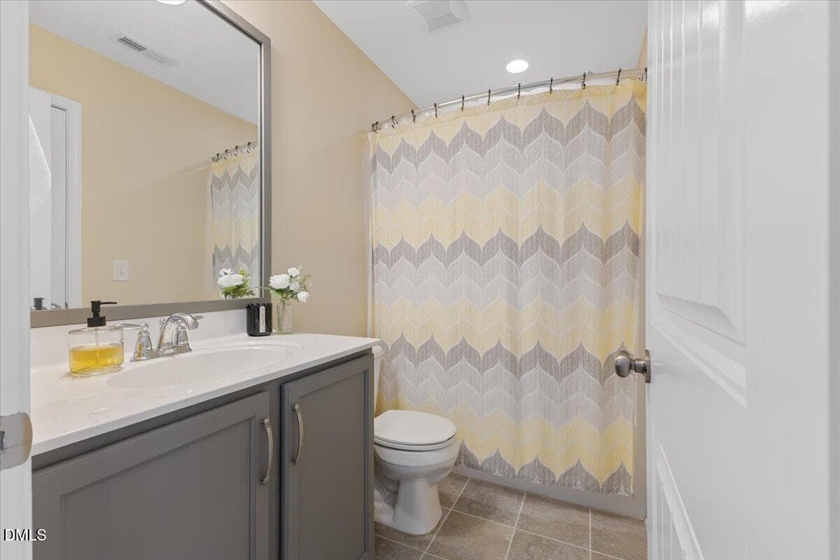 Full en-suite bathroom - 819 Lake Artesia Lane, Fuquay Varina, NC 27526