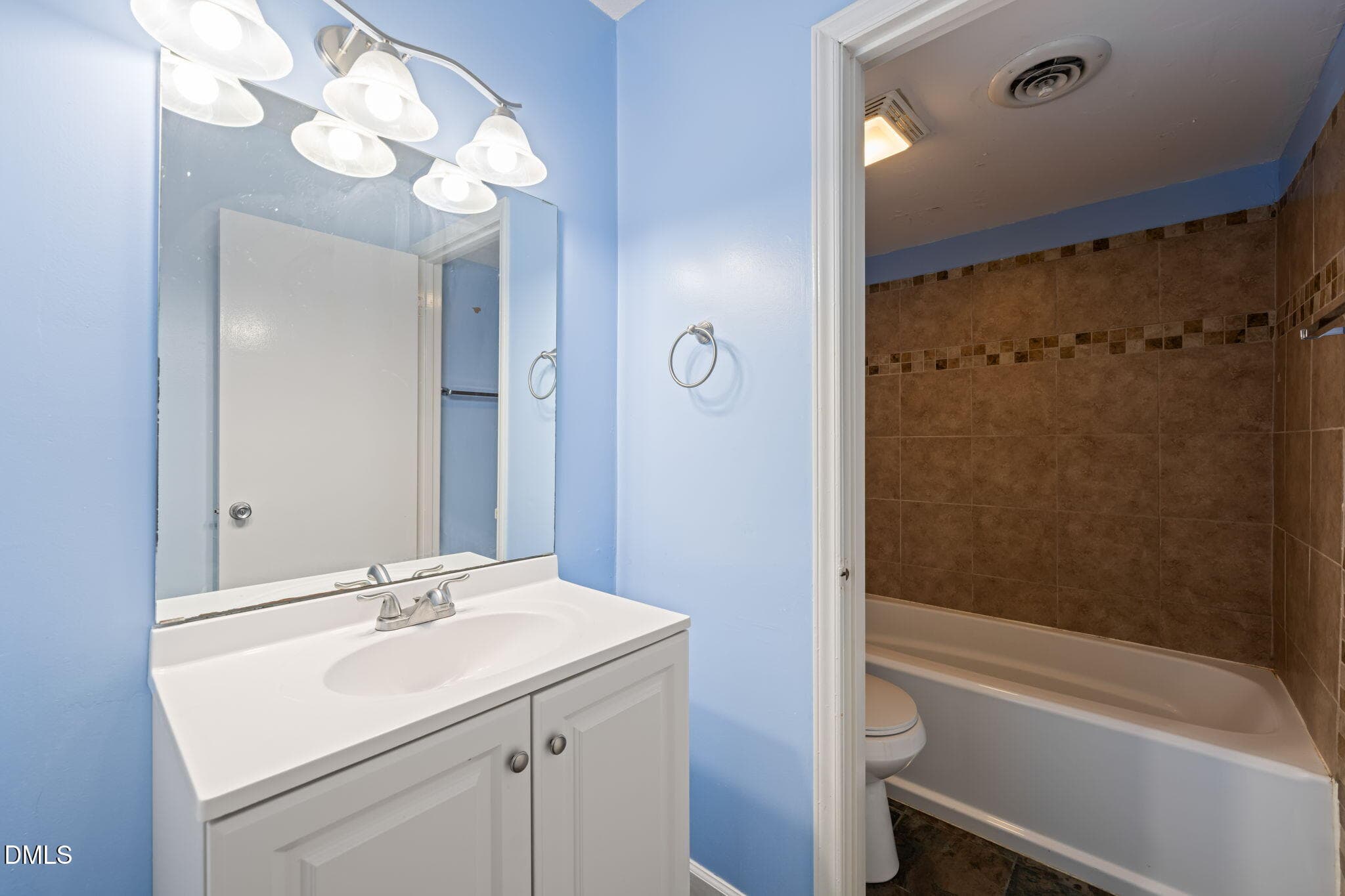 23-web-or-mls-untitled-16 - 500 Umstead Drive 208, Chapel Hill, NC 27516, Chapel Hill