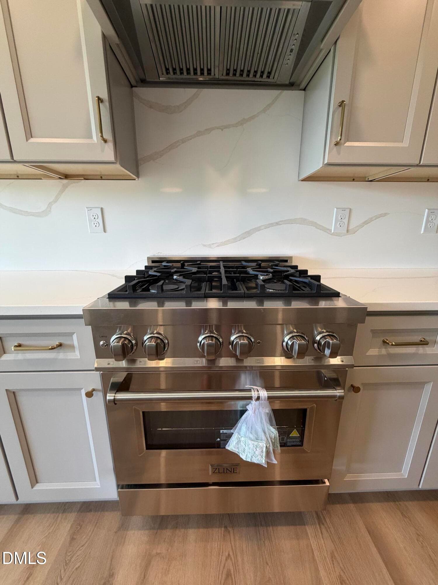 Z-Line Gas Range & Hood - 50 Heritage Trail, Zebulon, NC 27597
