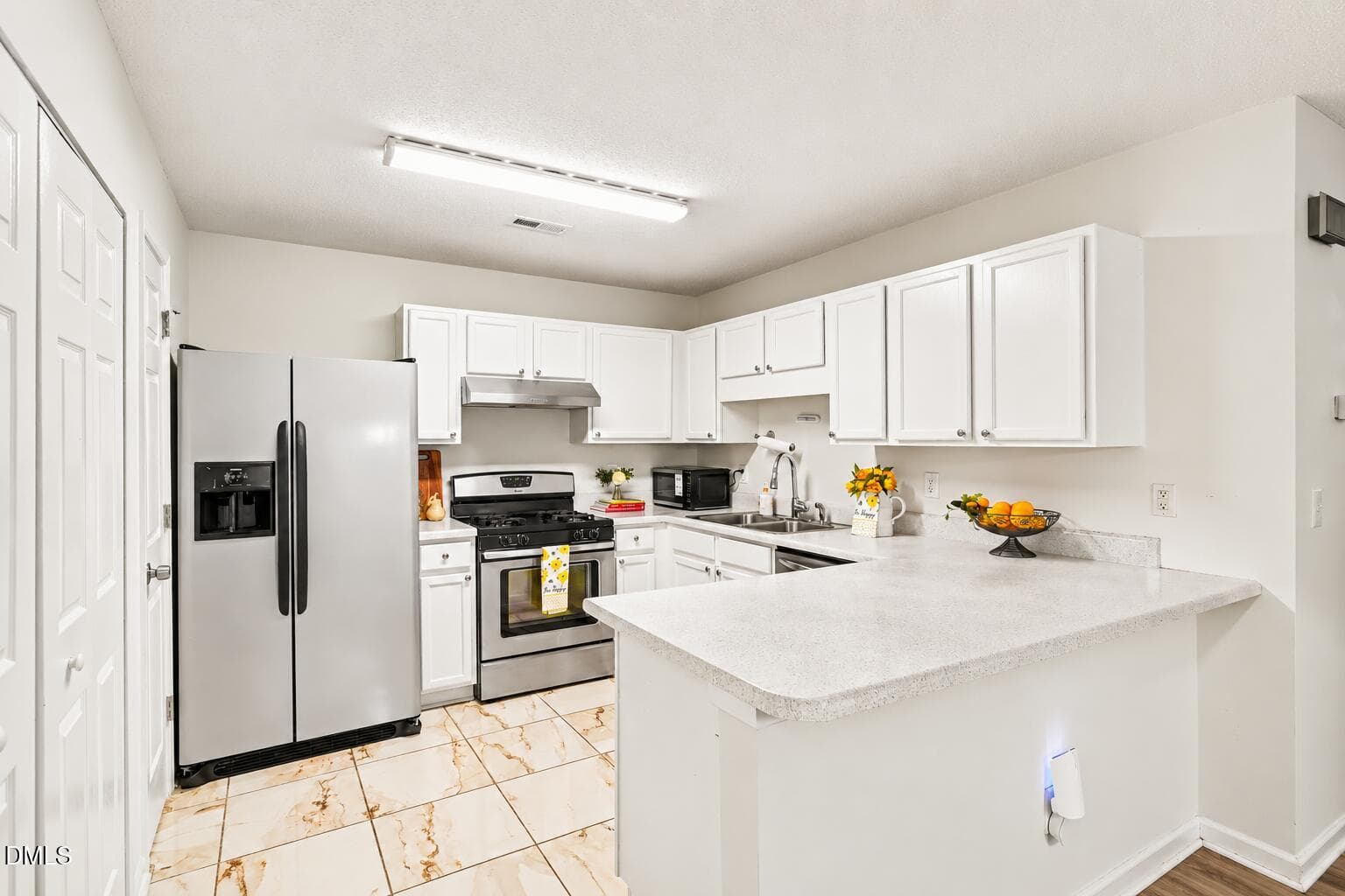 Bright Kitchen - 1628 Beacon Village Drive, Raleigh, NC 27604, Raleigh