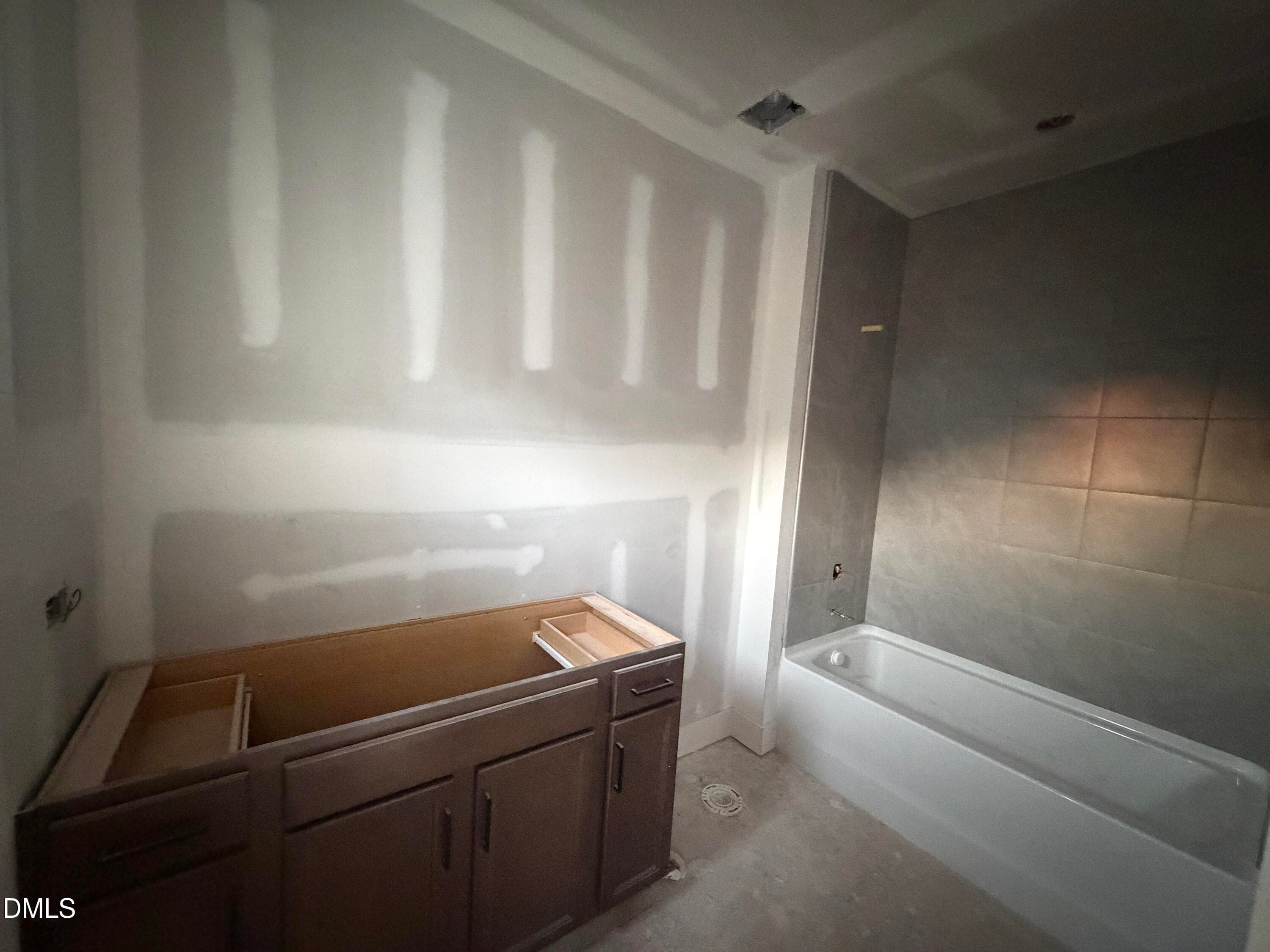 Secondary Bath – Tub/Shower Combo 9/9/26 - 626 Cable Court, Apex, NC 27523