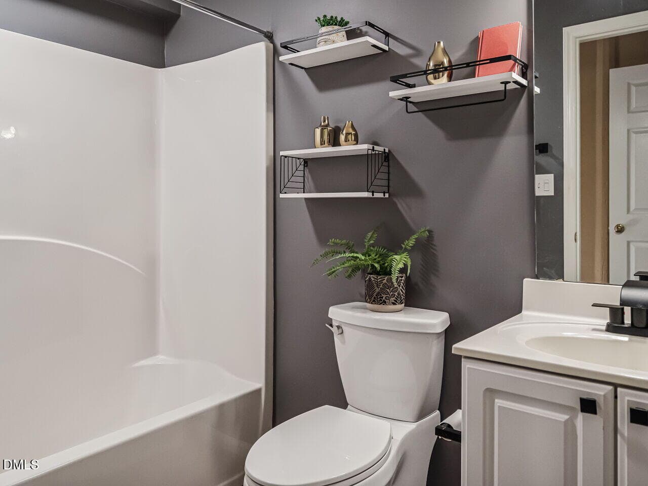 024-1280x960-bathroom - 614 Capital Boulevard 222, Raleigh, NC 27603, Raleigh