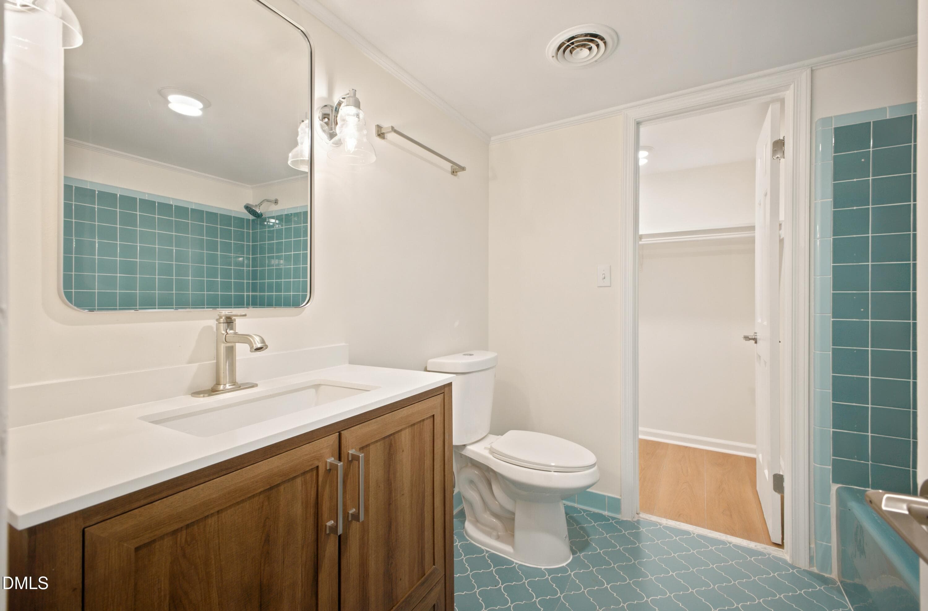Shared Full Bath - 2113 Port Royal Road, Raleigh, NC 27609, Raleigh