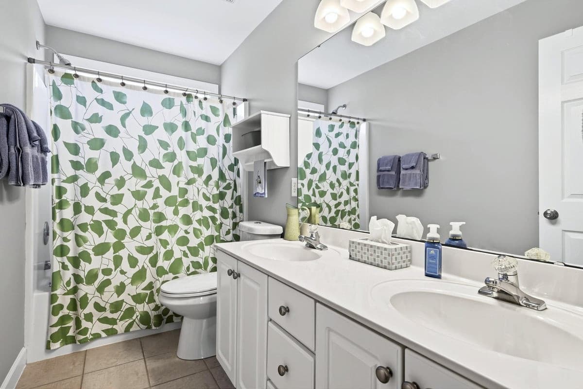 Upper Guest Bath with dual vanity - 3024 Whitehart Lane, Raleigh, NC 27606, Raleigh