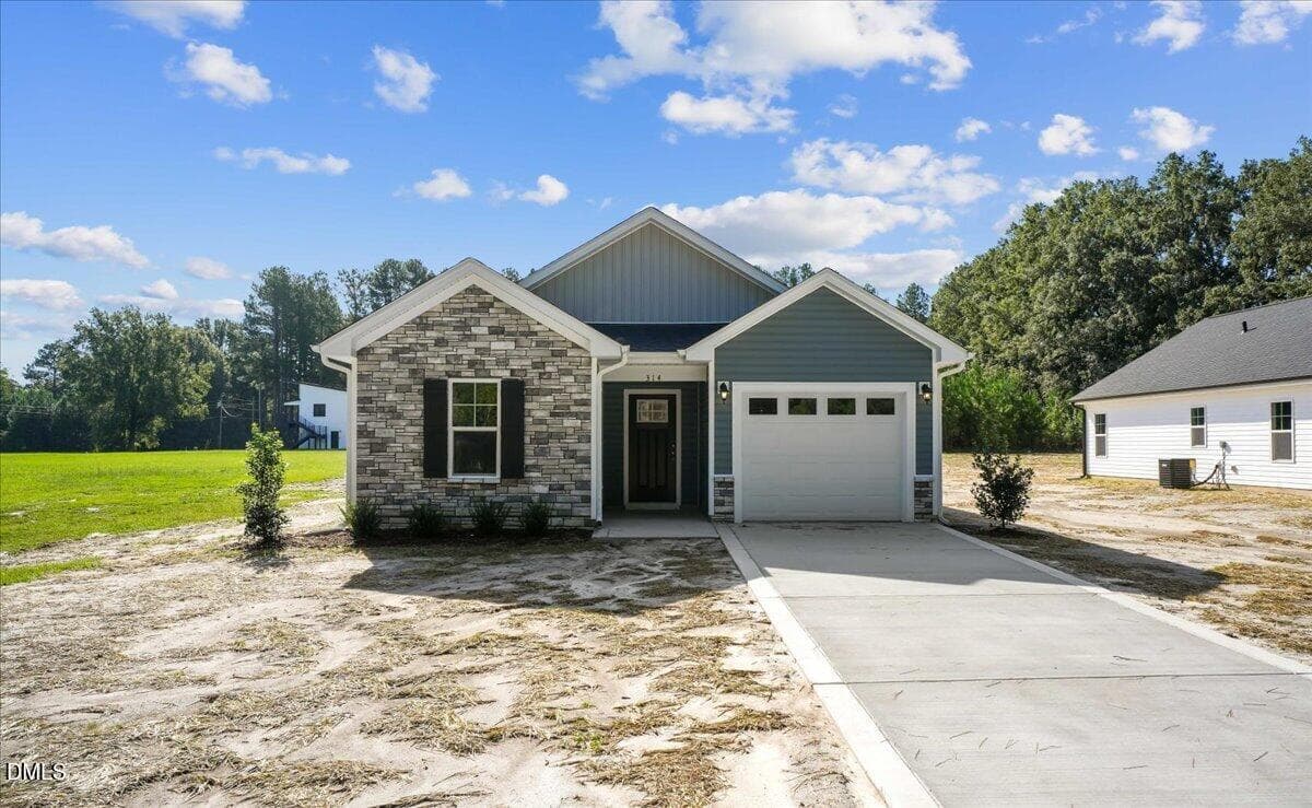 01-314 E Howard St-1 - 314 E Howard Street, Roseboro, NC 28382, Roseboro