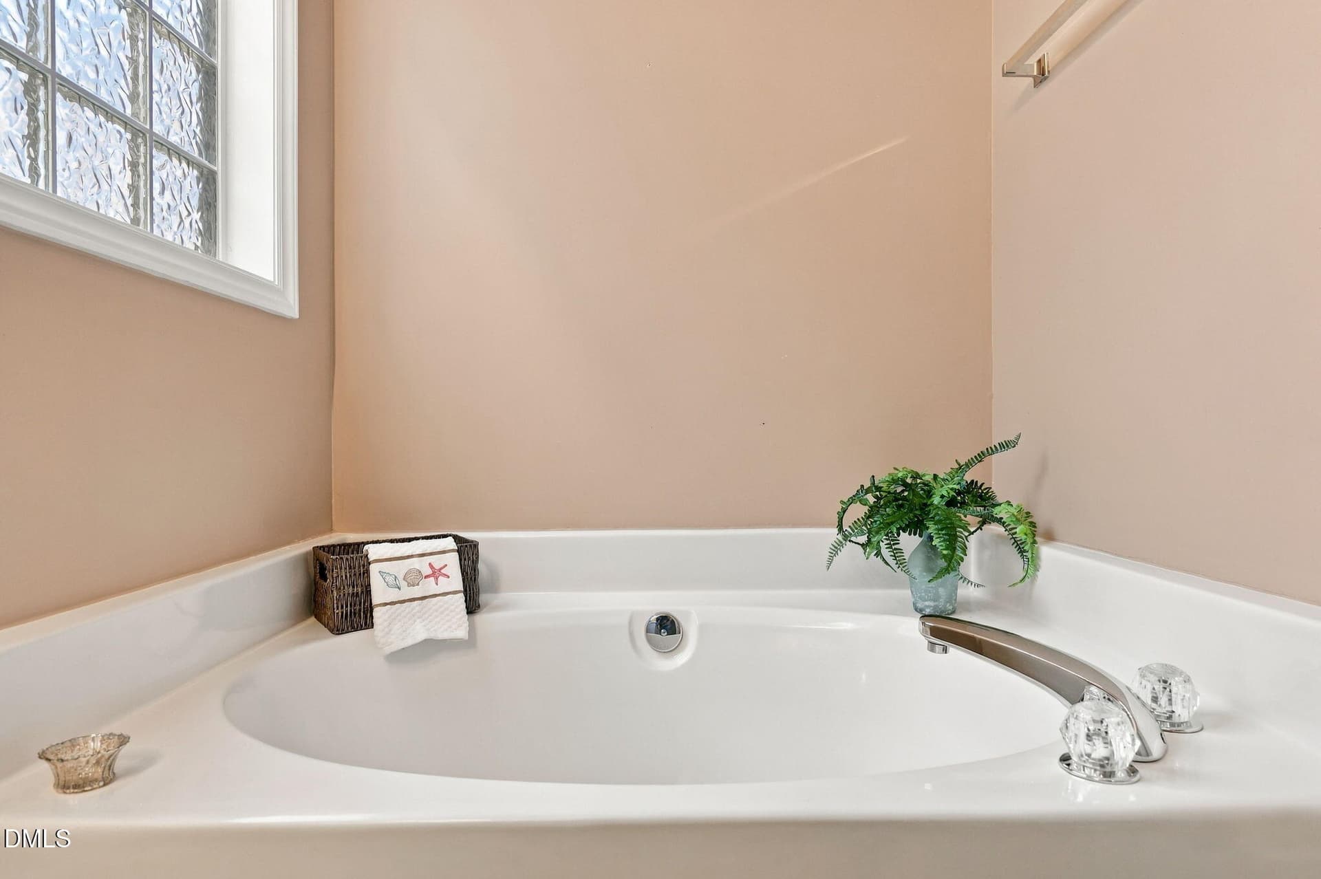 SOAKING TUB IN PRIMARY BATH - 152 Skipping Rock Lane, Garner, NC 27529