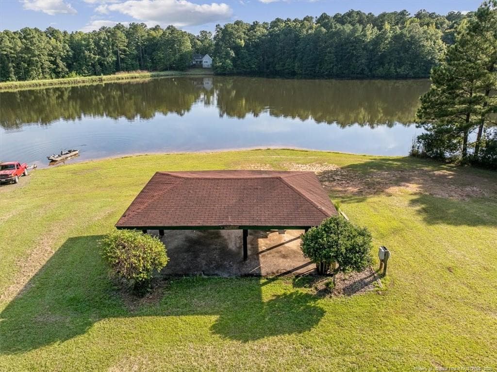 picnic area by lake - 150 Horseshoe Hill Lane, Carthage, NC 28327