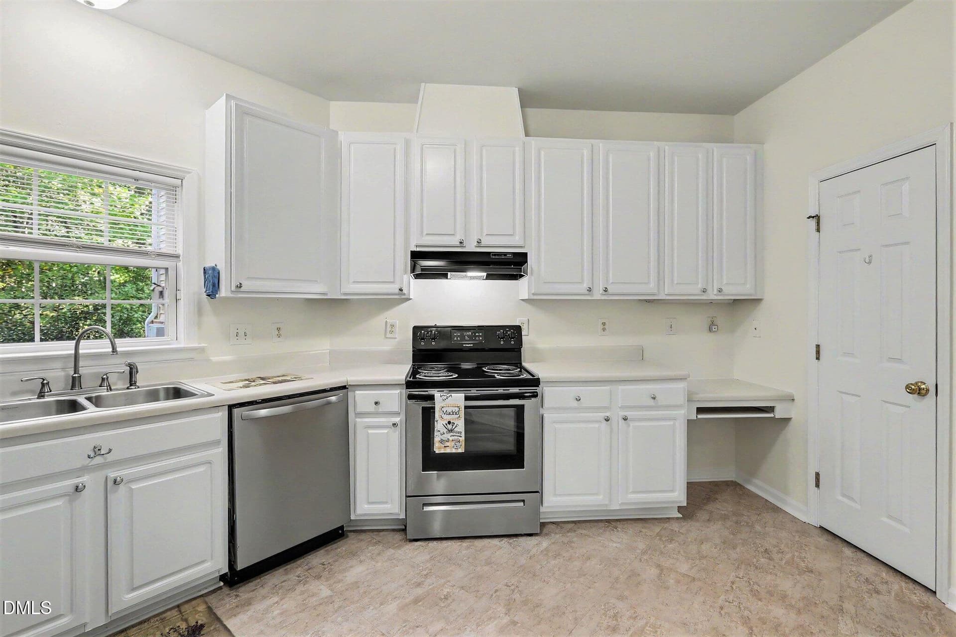 012_file_2495 - 511 Glenolden Court, Cary, NC 27513
