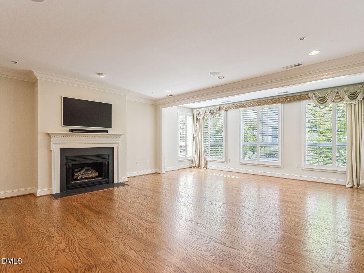 007-1280x960-living-room - 2701 Glenwood Gardens Lane 208, Raleigh, NC 27608