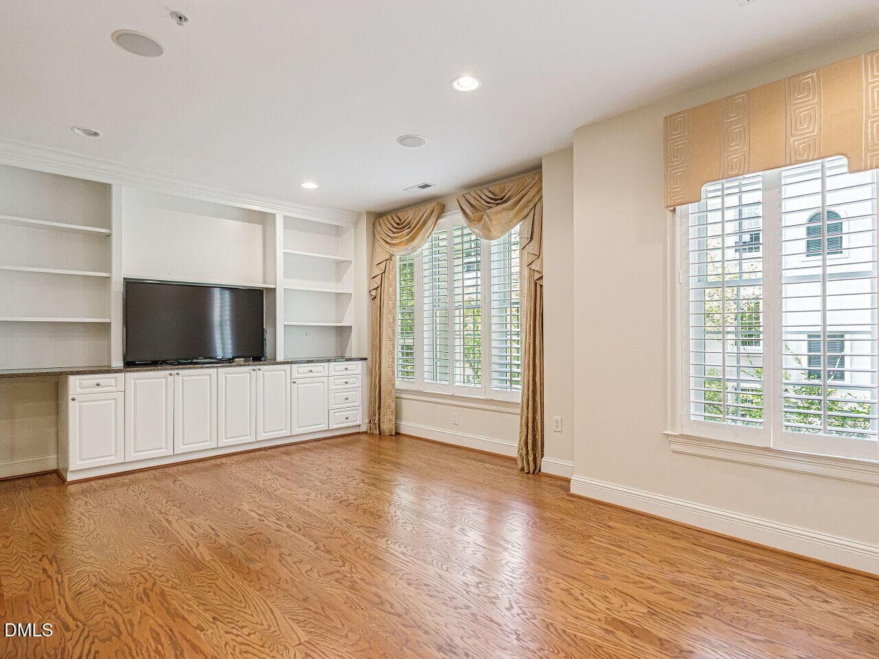 014-1280x960-family-room - 2701 Glenwood Gardens Lane 208, Raleigh, NC 27608