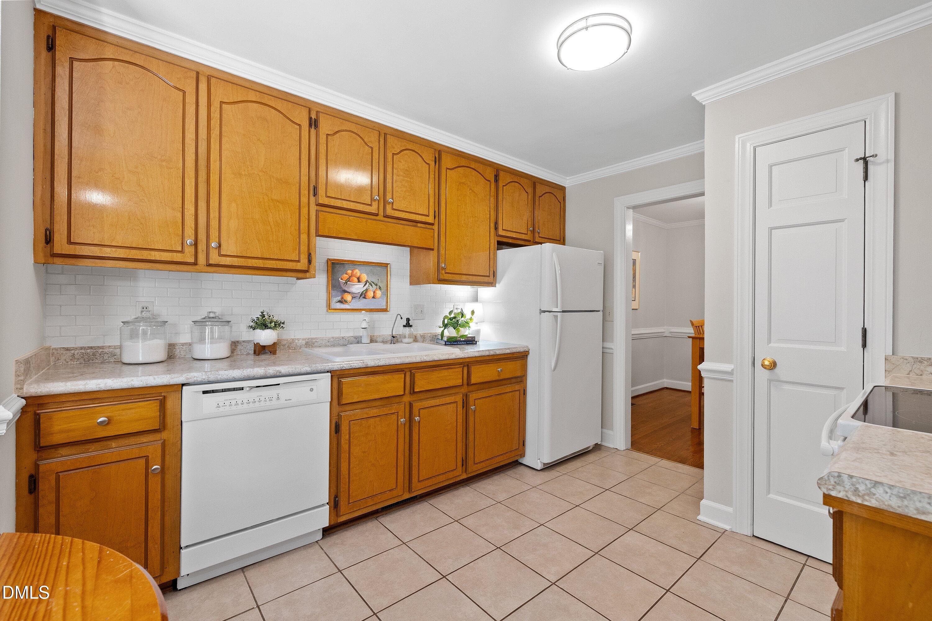 Pristine kitchen - 129 Hedgerow Court, Cary, NC 27513