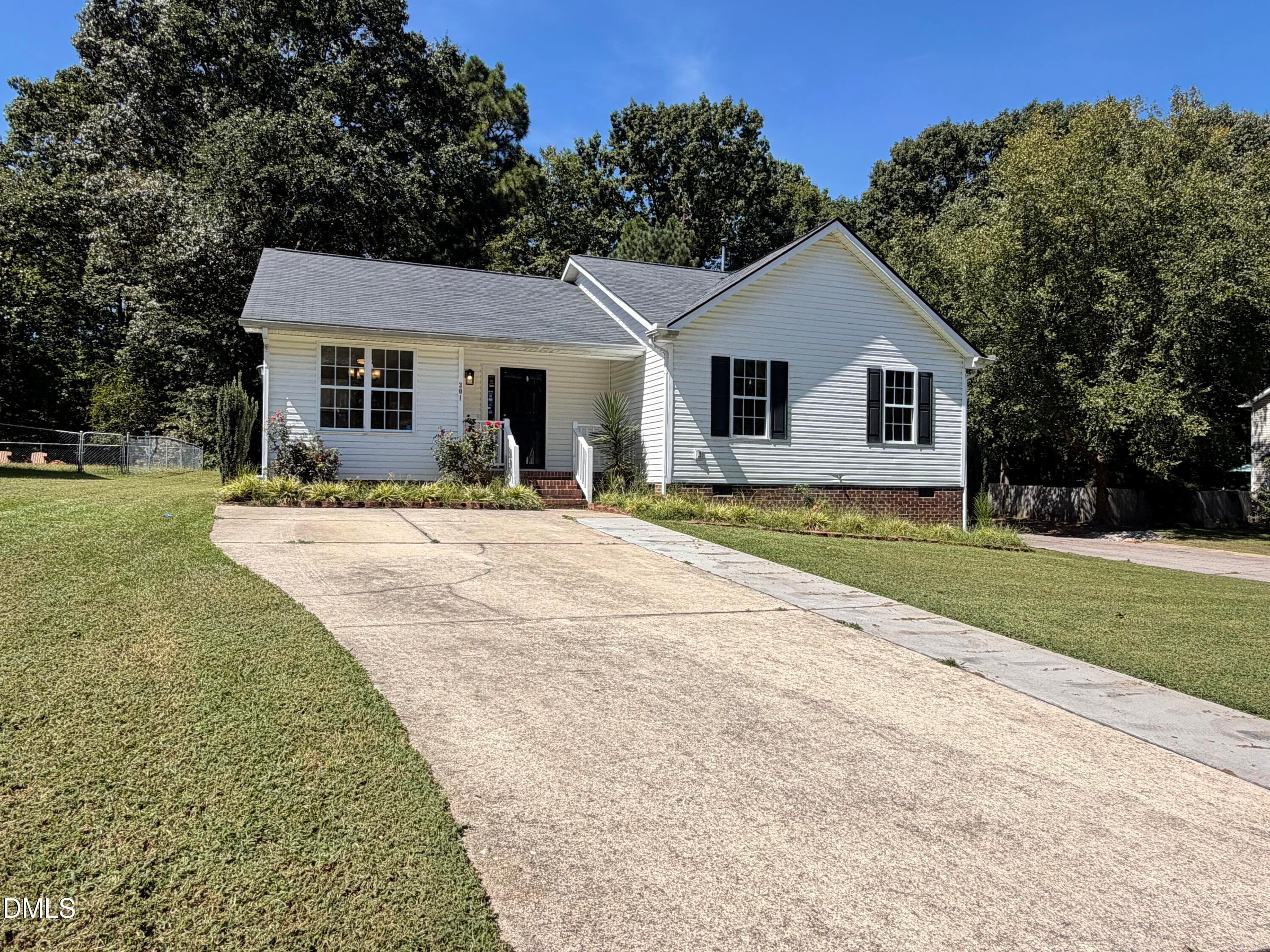 photo_01 - 301 Hocutt Drive, Clayton, NC 27520