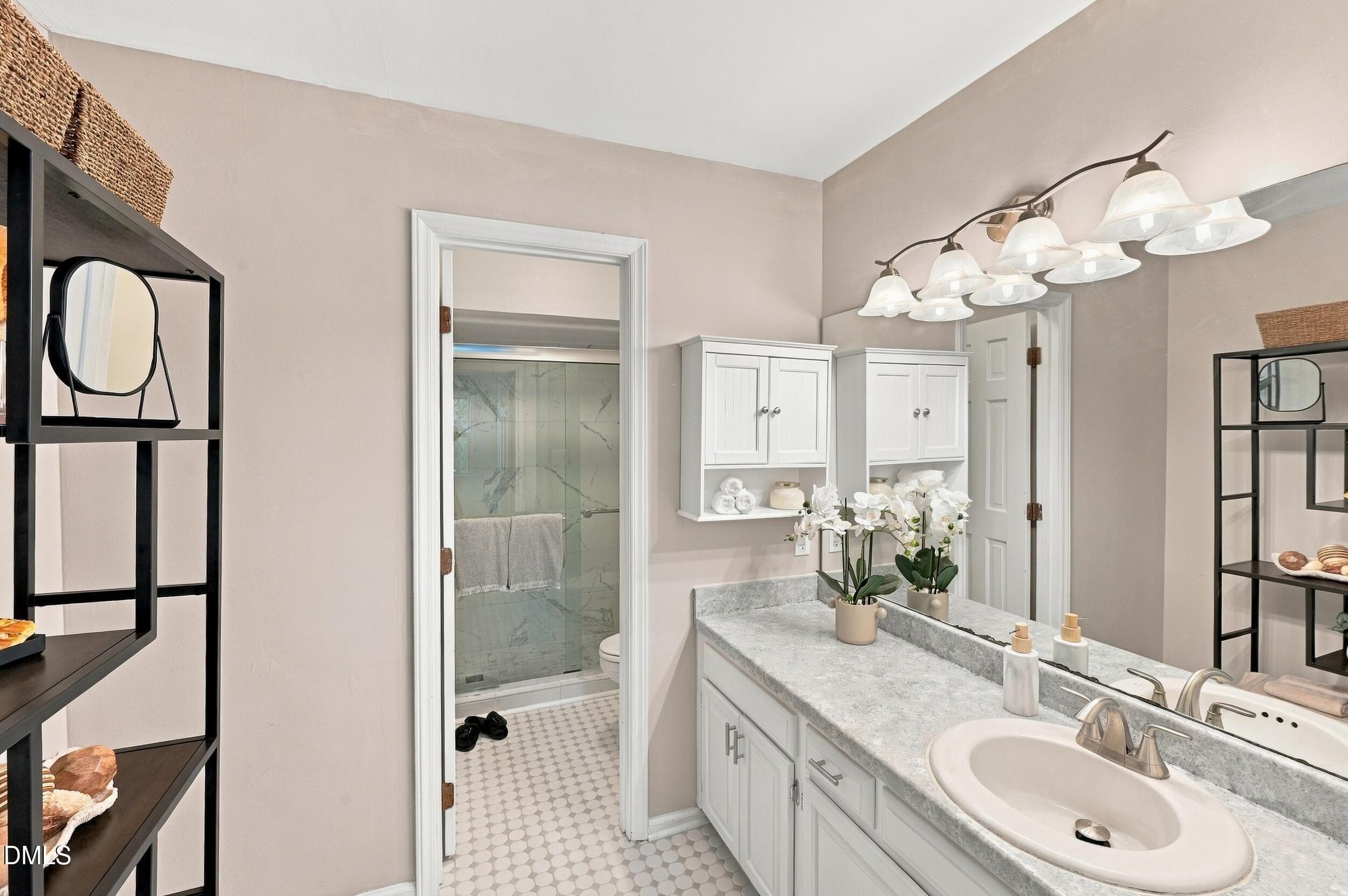 En Suite - 902 Albany Court, Raleigh, NC 27615