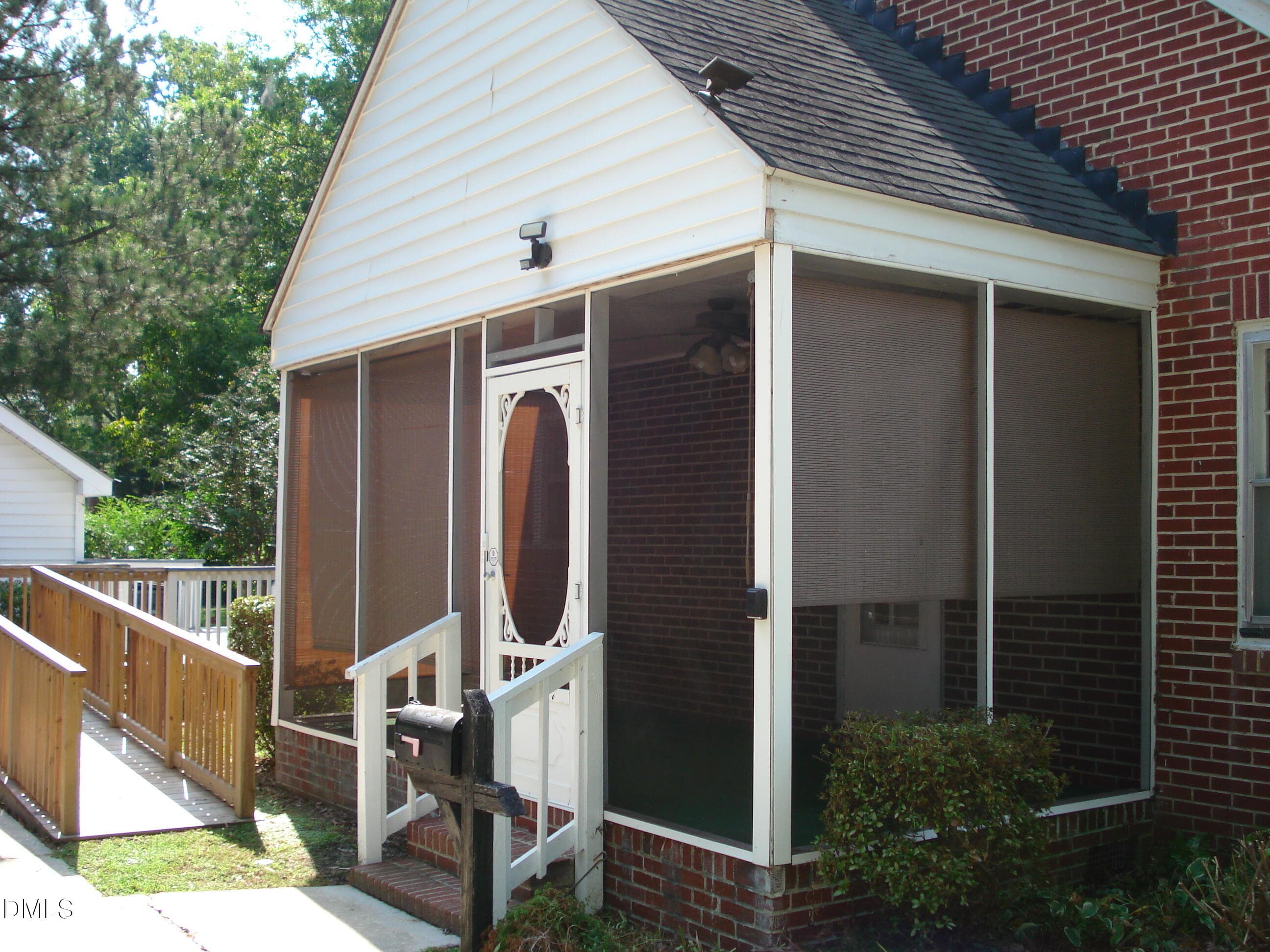 DSC00056 - 700 N Raiford Street, Selma, NC 27576