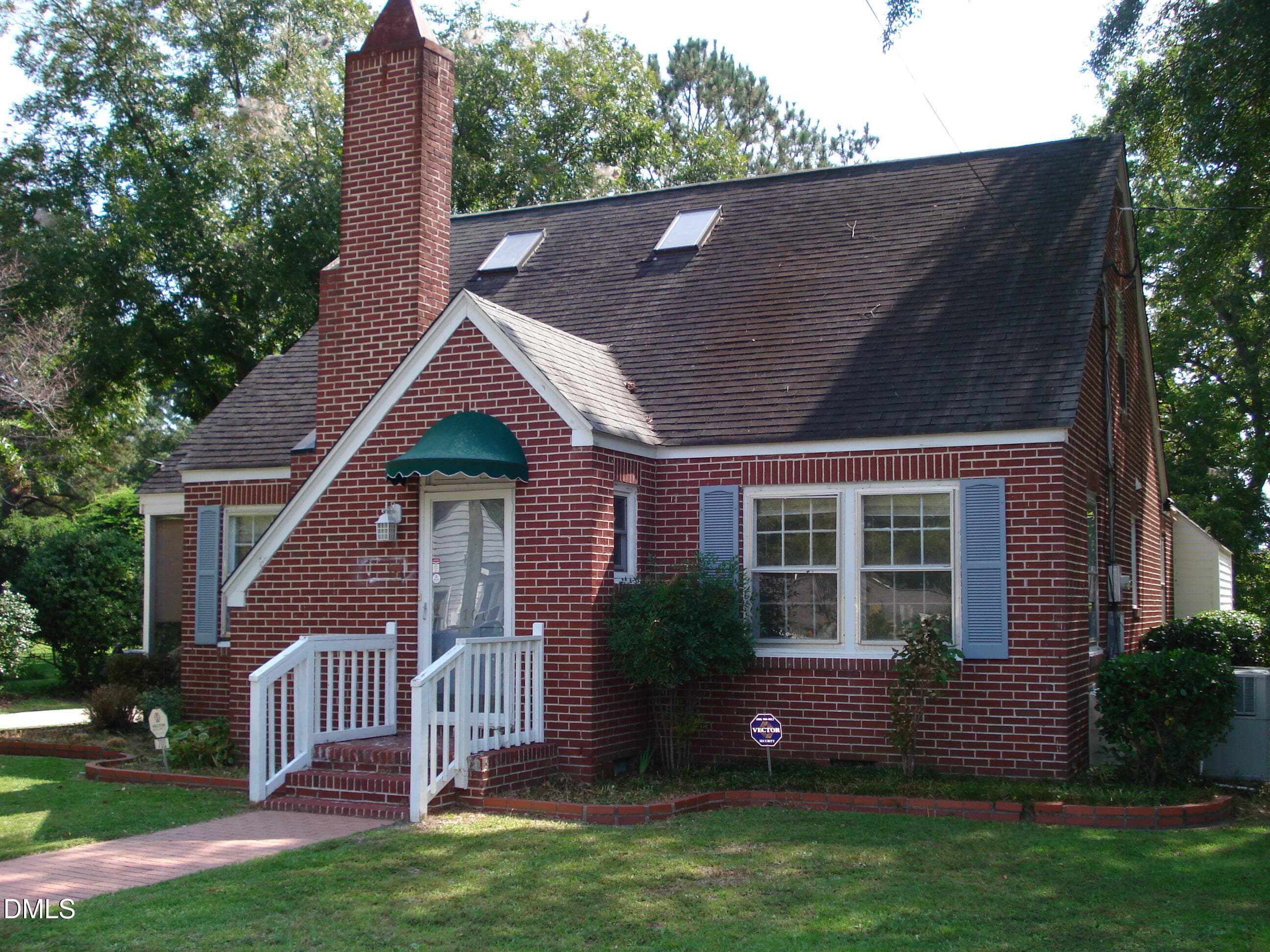 DSC00058 - 700 N Raiford Street, Selma, NC 27576