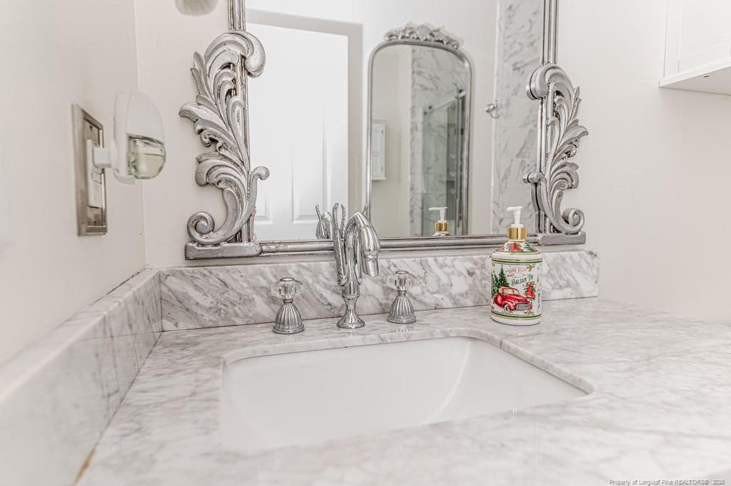 Hall Bath Detail - 10110 NC 27 Highway W, Lillington, NC 27546