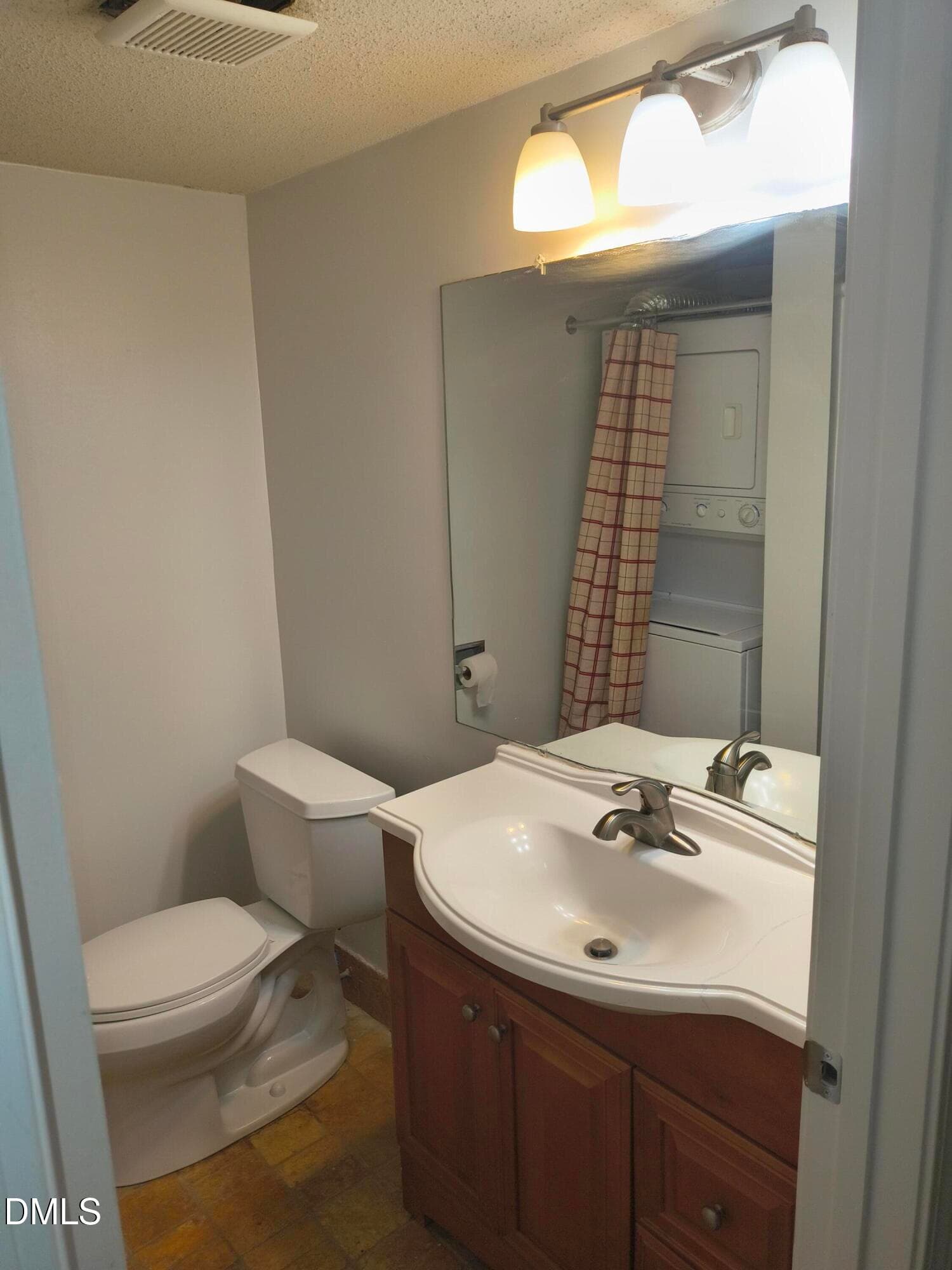 Hall bathroom - 500 Umstead Drive A302, Chapel Hill, NC 27516, Chapel Hill