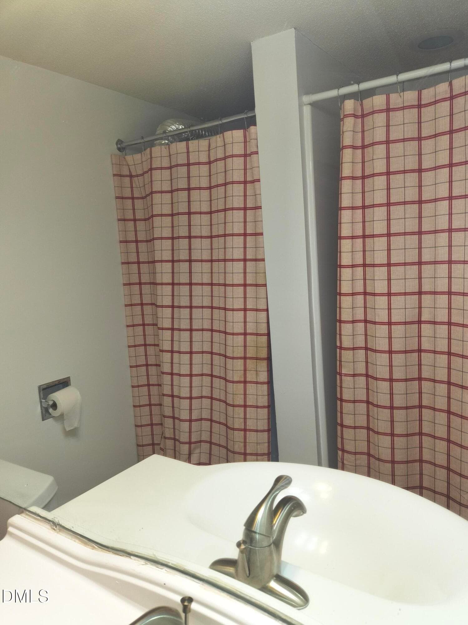Hall bathroom - 500 Umstead Drive A302, Chapel Hill, NC 27516, Chapel Hill