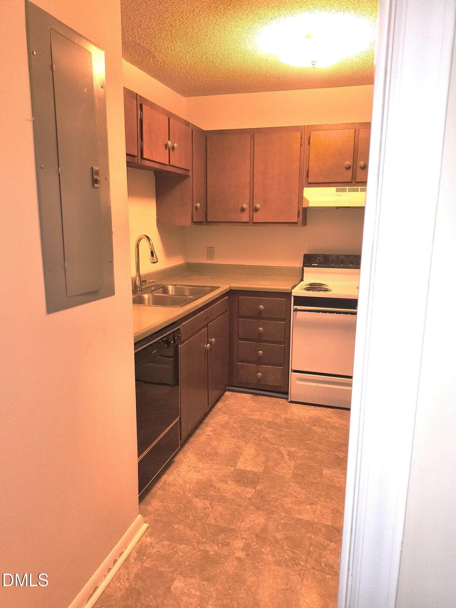 Kitchen - 500 Umstead Drive A302, Chapel Hill, NC 27516, Chapel Hill