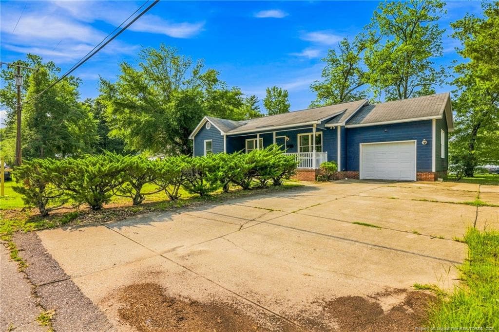 Photo 3 - 302 W 6th Avenue, Raeford, NC 28376, Raeford