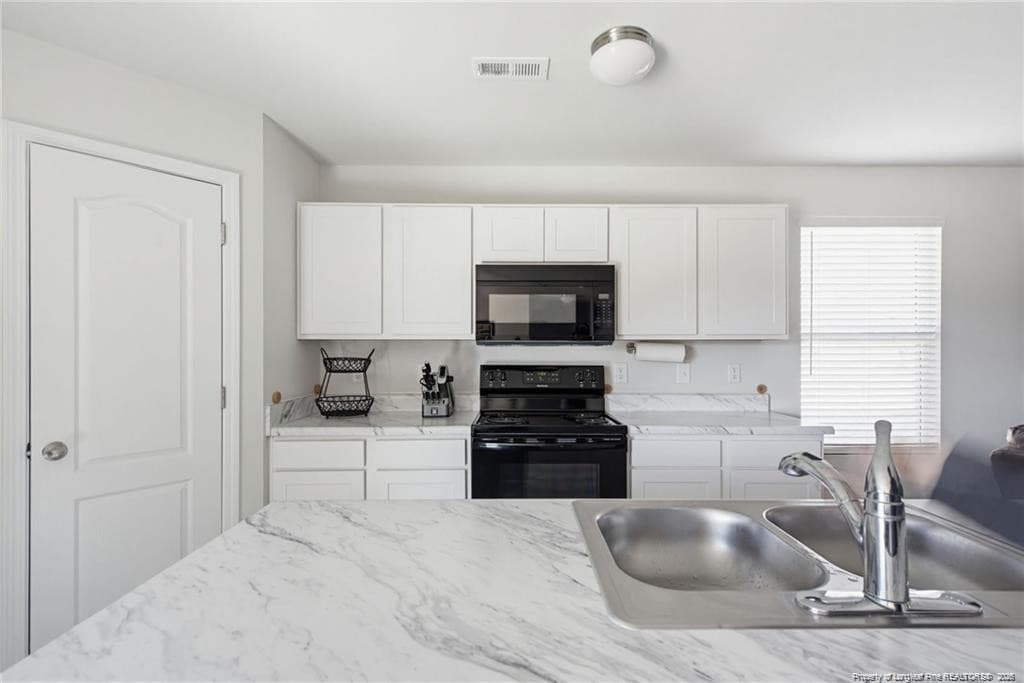 Photo 6 - 913 Sapphire Stone Lane, Hope Mills, NC 28348