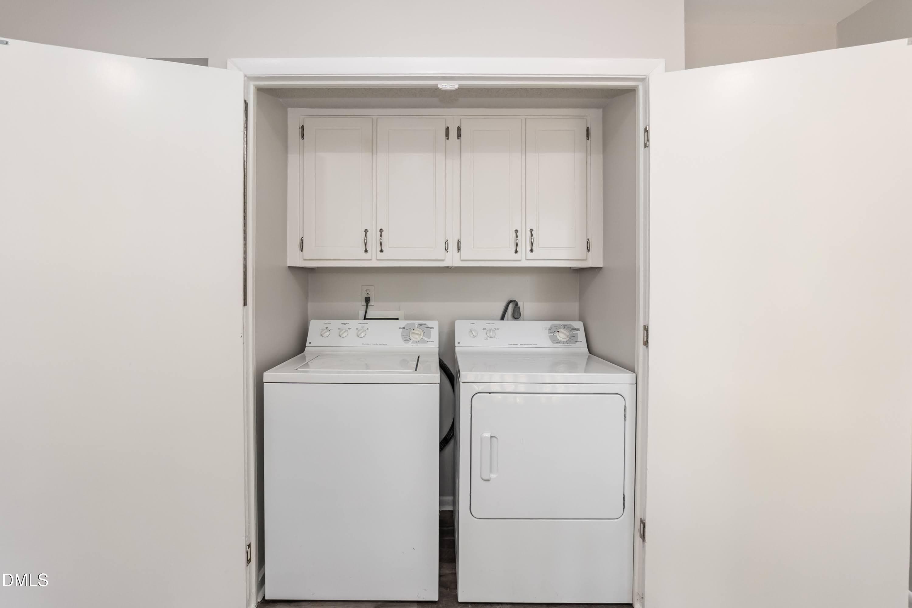 Laundry 01 (21) - 709 E E Millbrook Road, Raleigh, NC 27609