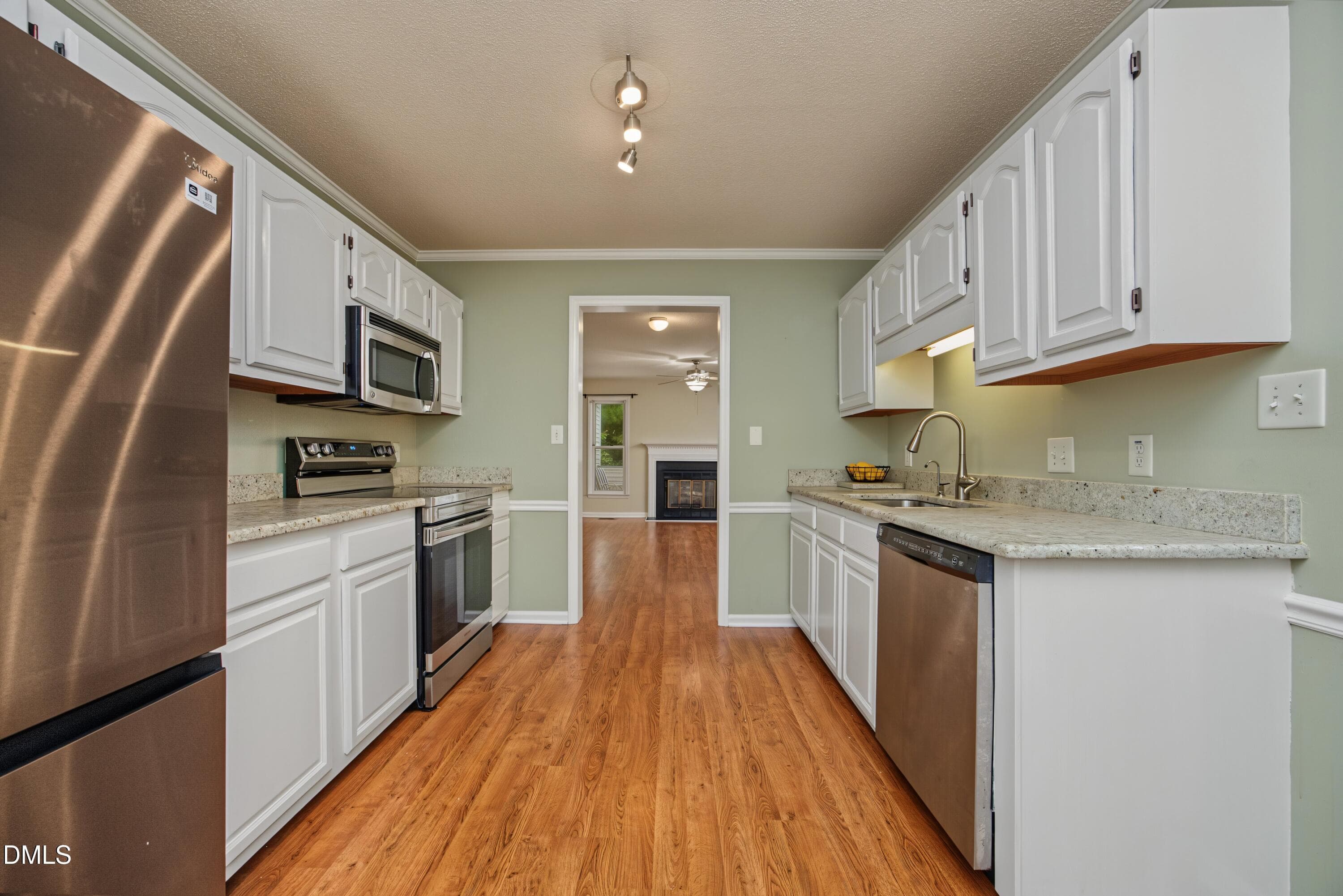 07Kitchen - 148 Greenmont Lane, Cary, NC 27511